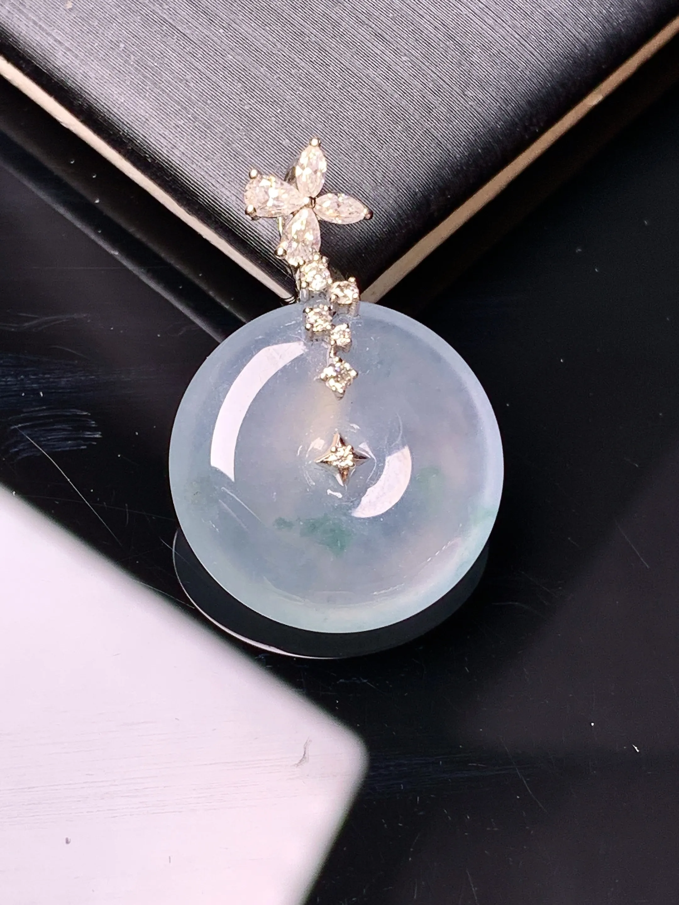 18k金钻镶嵌冰种平安扣吊坠 玉质细腻 色泽清新艳丽 整体尺寸25.5*17.5*4.8