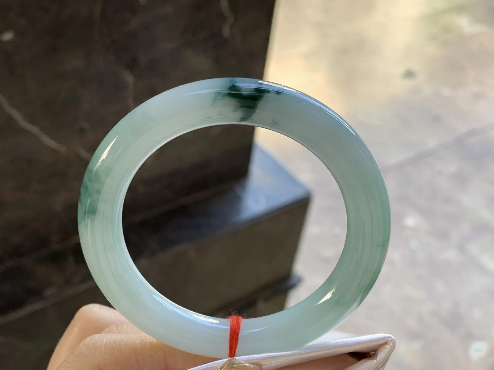 飘花圆条手镯
尺寸：55.2-10.1mm
底子细腻干净 小清新