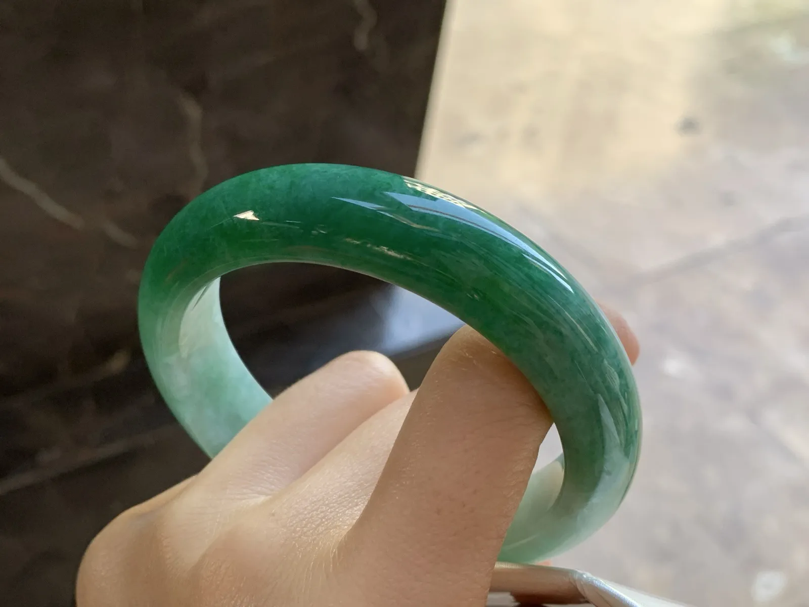 辣绿色手镯
尺寸：59.1-14.6-9mm
底子细腻 绿色浓郁耐看