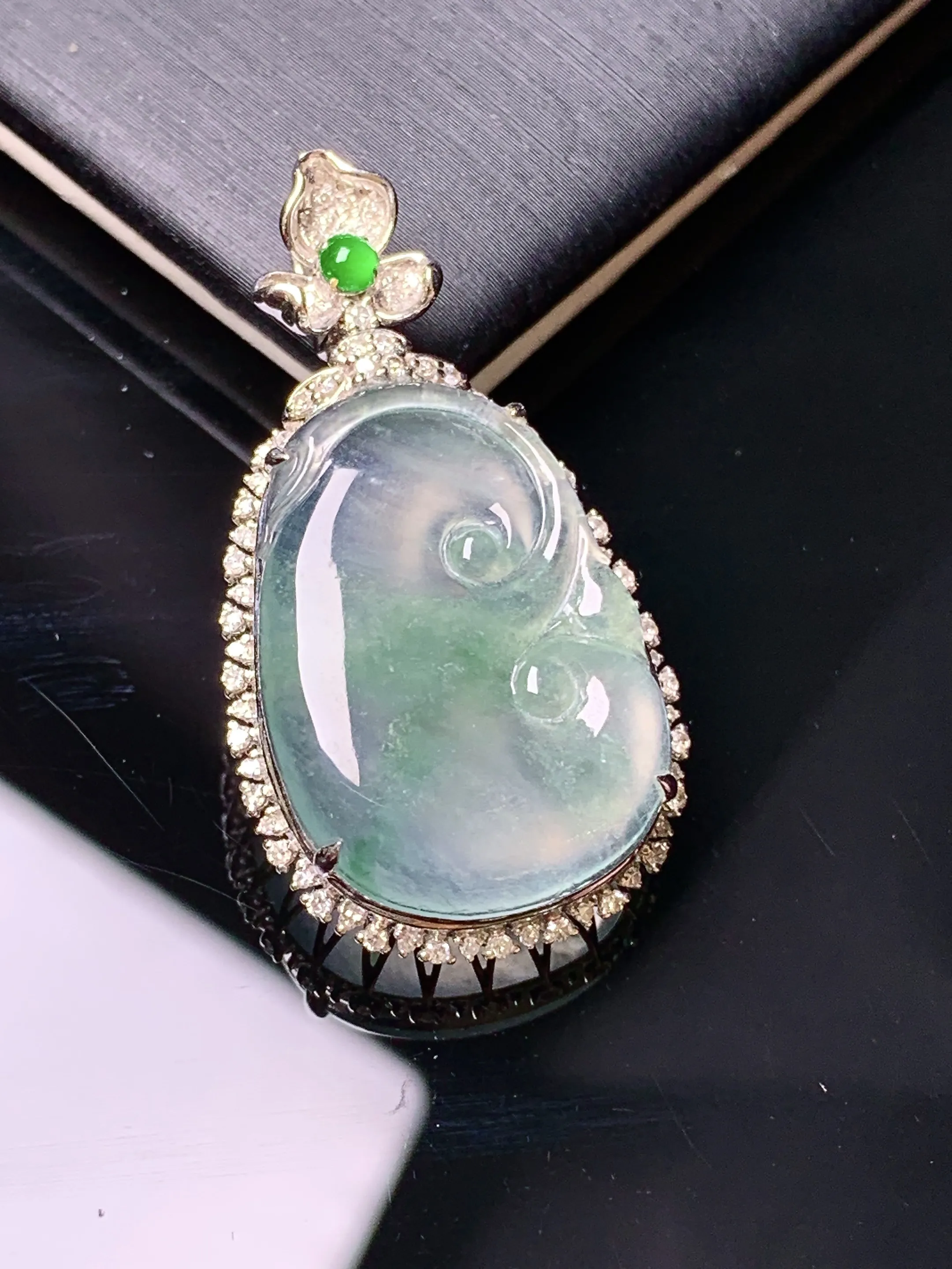 18k金钻镶嵌冰种如意吊坠 玉质细腻 色泽清新艳丽 整体尺寸34.2*18.5*8.2