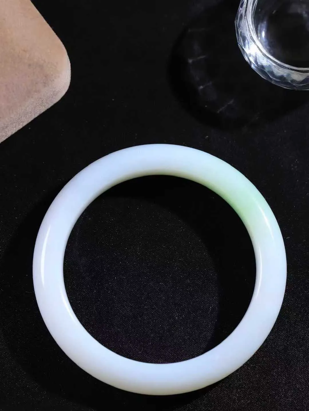 【一见钟情·手镯】

精品和田玉白玉带翠手镯。镯型饱满，温润细腻，脂润沁香。️执一卷书，沏一盏茶，着一袭裙，戴一只镯。淡淡浅笺，素心若兰，静赏玉中诗画。悠悠岁月，芊手轻摘，盛满诗样芳华。重54.3克   内径圈口57mm 尺寸12-9mm  FDA-55171200