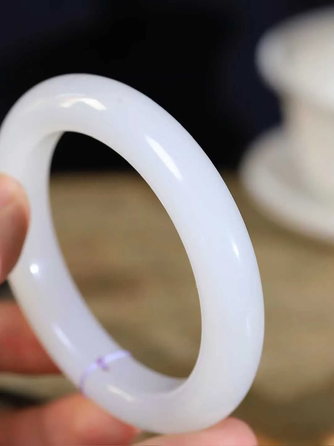 [温润如玉.手镯]

精品️和田玉白玉手镯。玉质温润细腻 油性十足 手感舒适，高华雅逸，线条流畅，简约大气，美自天成，素雅高贵。佩戴于腕间，婉约之美，举手投足间透出那份低调奢华。重73克 内径59mm尺寸12.4-10.9mm 78171214A