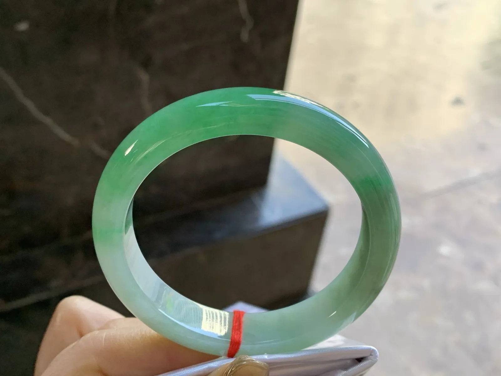 带色手镯
尺寸：57-12.6-8.5mm
肉质细腻 一段绿色浓郁