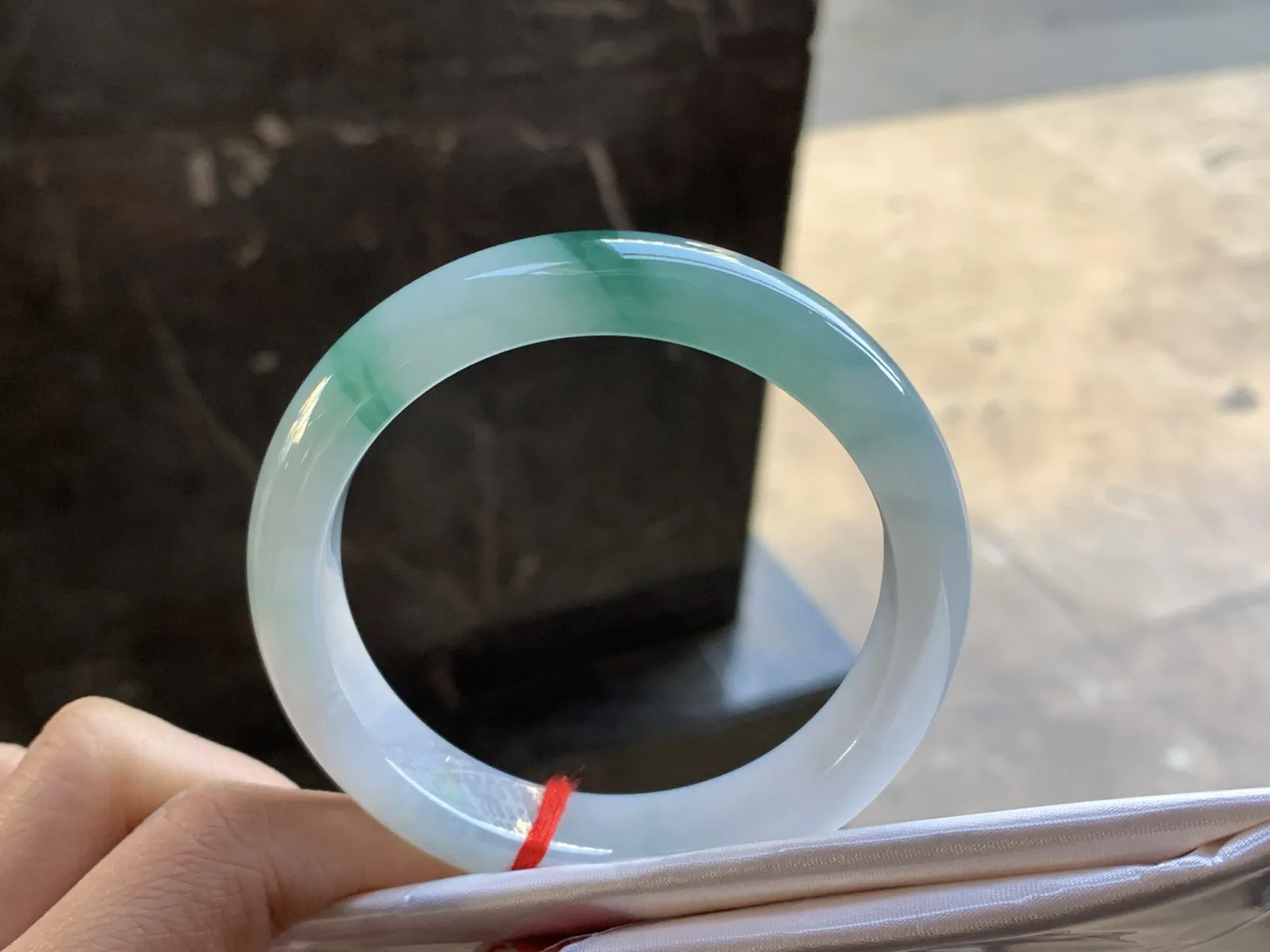 飘花手镯
尺寸：57-13.2-8.6mm
底子细腻干净