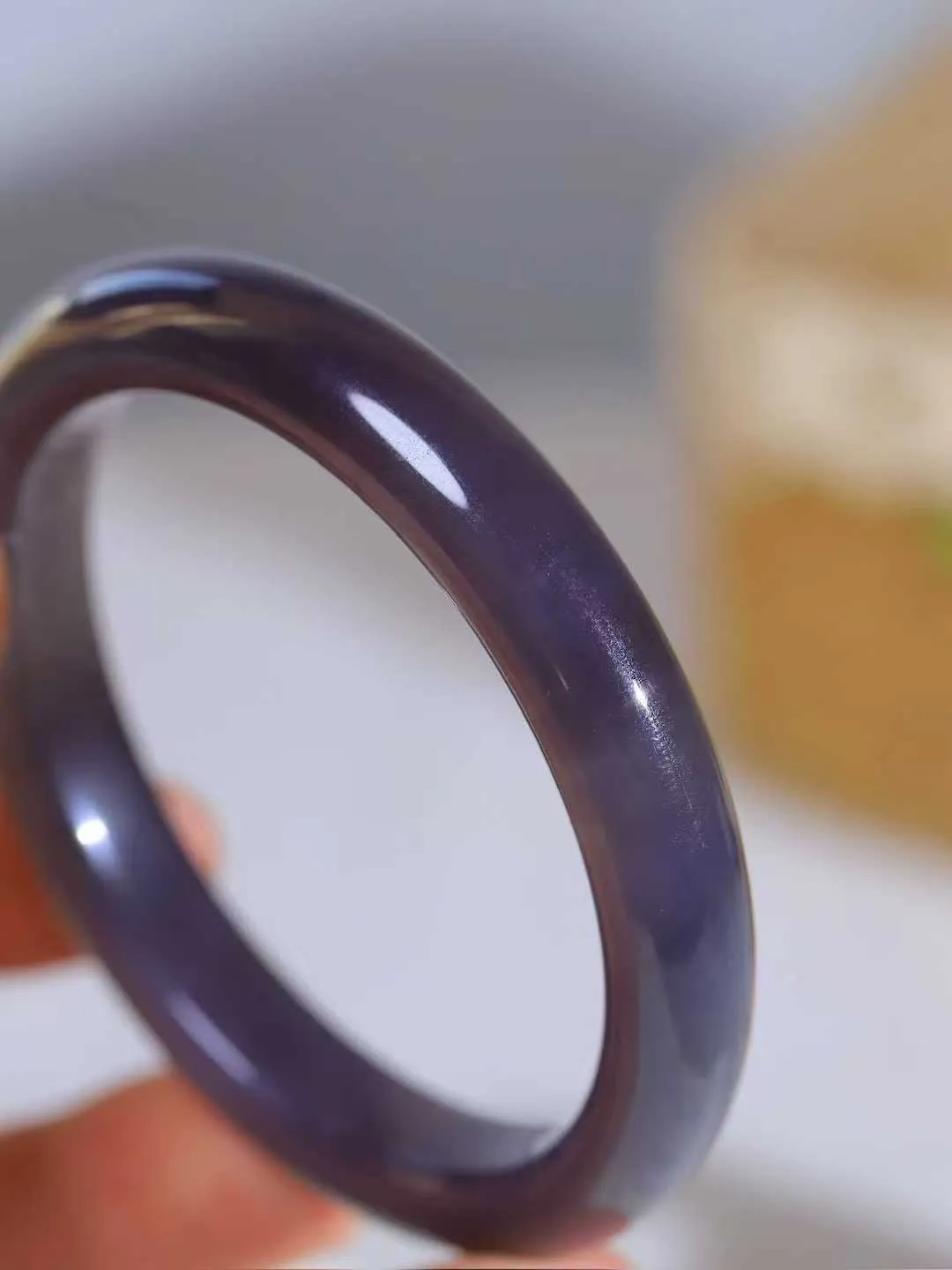 【柔情素语·手镯】

精品和田玉烟紫手镯，玉质细腻温润，手感舒适，️线条流畅，简约大气，美自天成，佩戴于腕间，婉约之美，举手投足间透出那份低调奢华，醉人心扉。重37克 内径圈口53.5mm  尺寸10-7.8mm   FDA-55101200