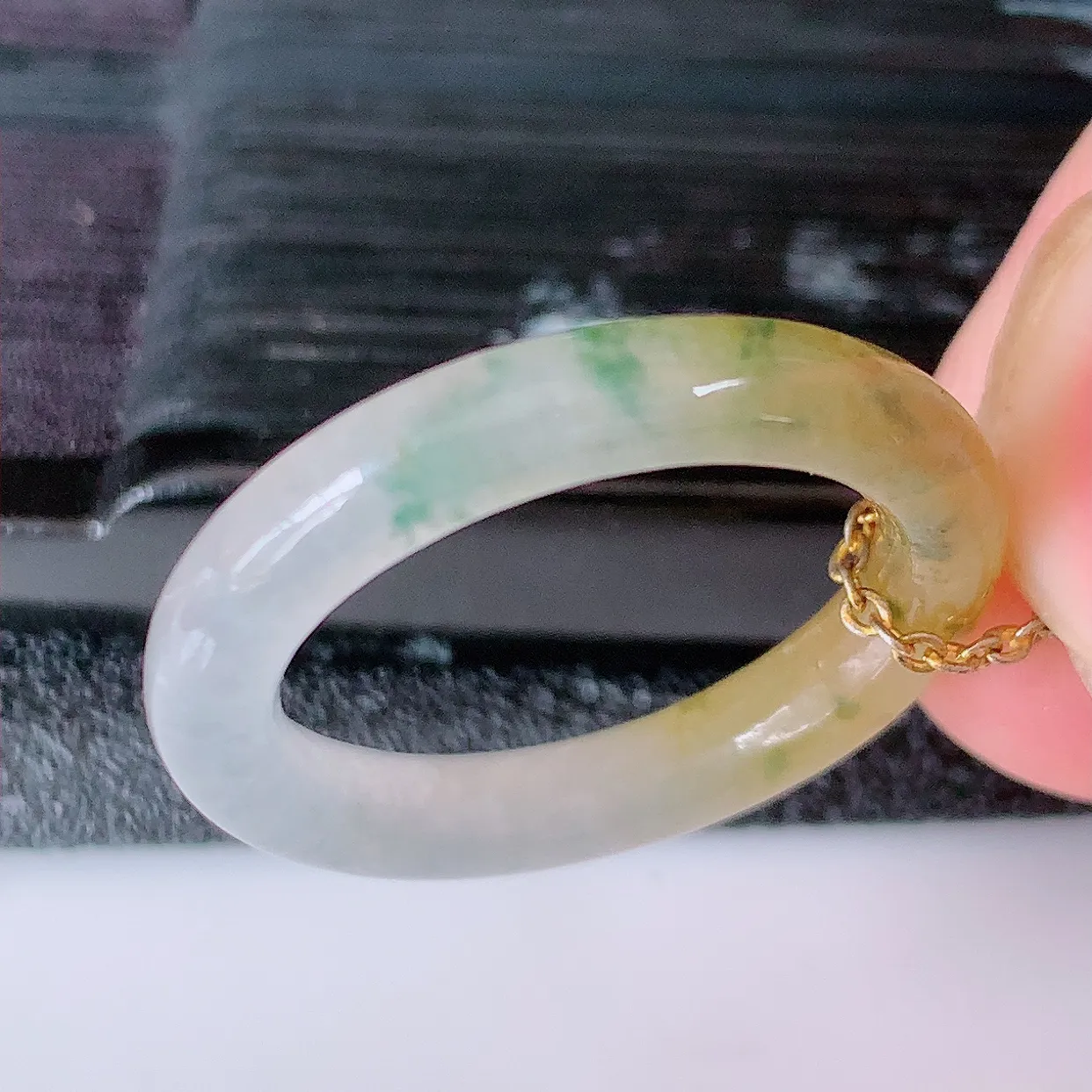 自然光实拍，冰种黄加绿翡翠指环，17mm内径翡翠指环，玉戒指，玉质莹润，好精美好冰润的指环，14圈口，上手纤巧！#1.16尺寸17-3.6*3.6