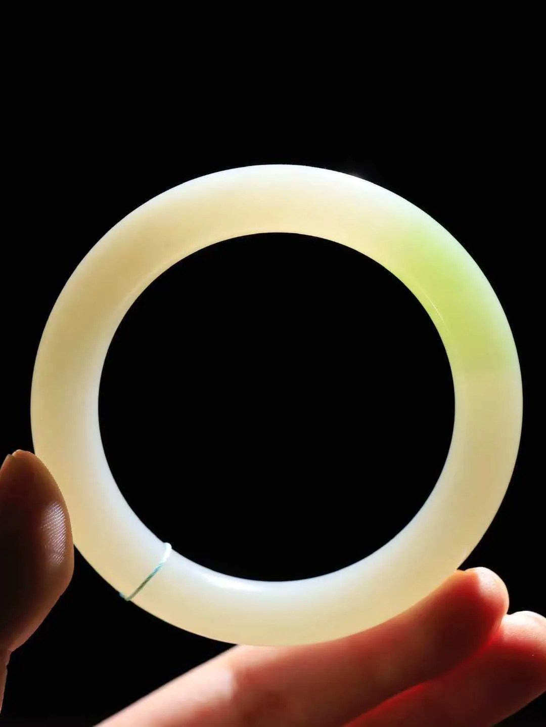 【翠色怡人.手镯】

精品和田玉翠青手镯，精品吧美镯，玉质细腻饱满，️温润脂香，仙雾缥缈，怡静如画，意蕴十足～，戴于腕间，神秘与高贵并存，给人以出尘的风雅，优美脱俗，气质非凡。重59克 内径56mm尺寸11.3-10.4mm19101200A