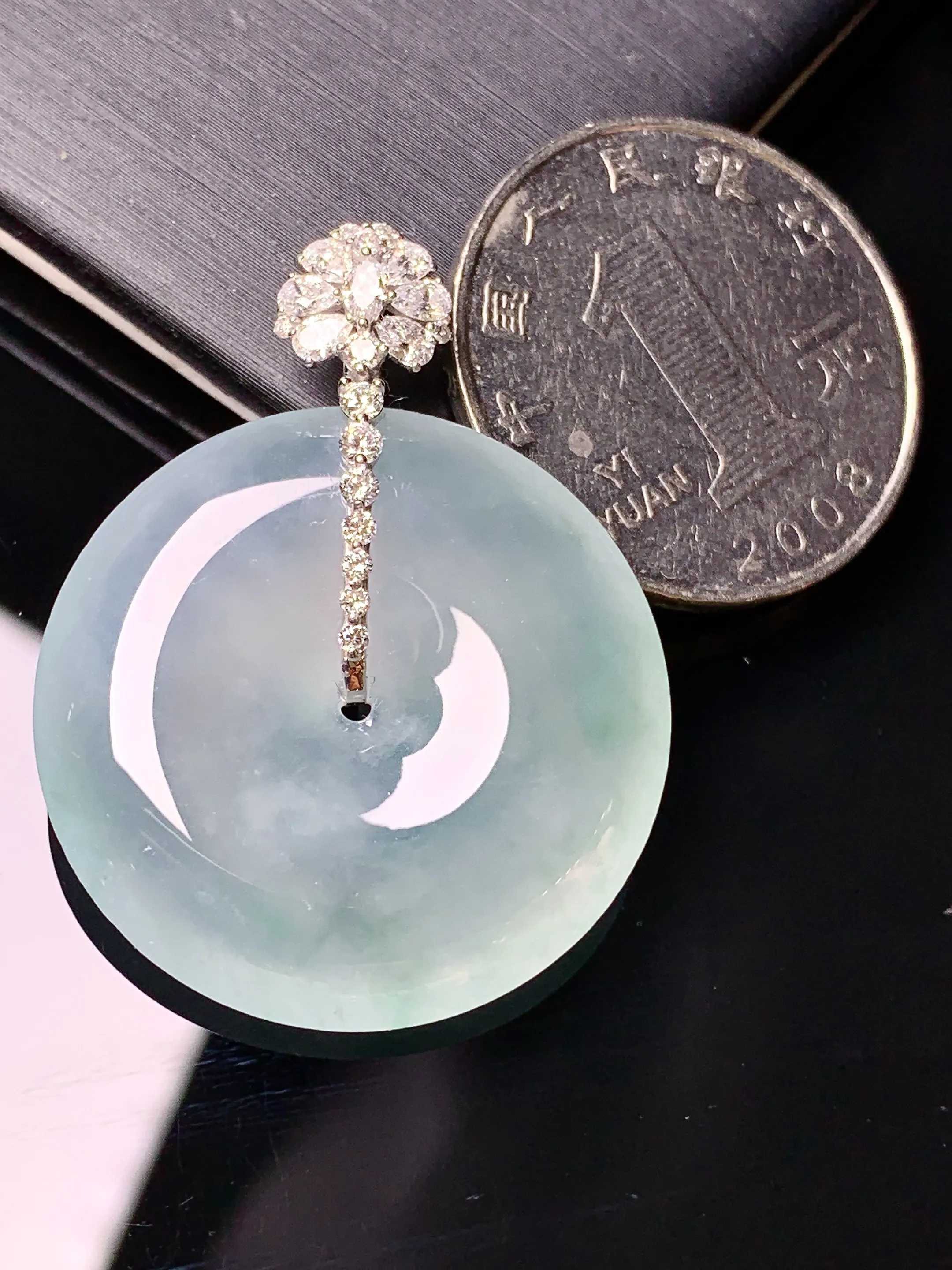 18k金钻镶嵌冰种平安扣吊坠 玉质细腻 色泽清新艳丽 整体尺寸36.5*28.2*6.2