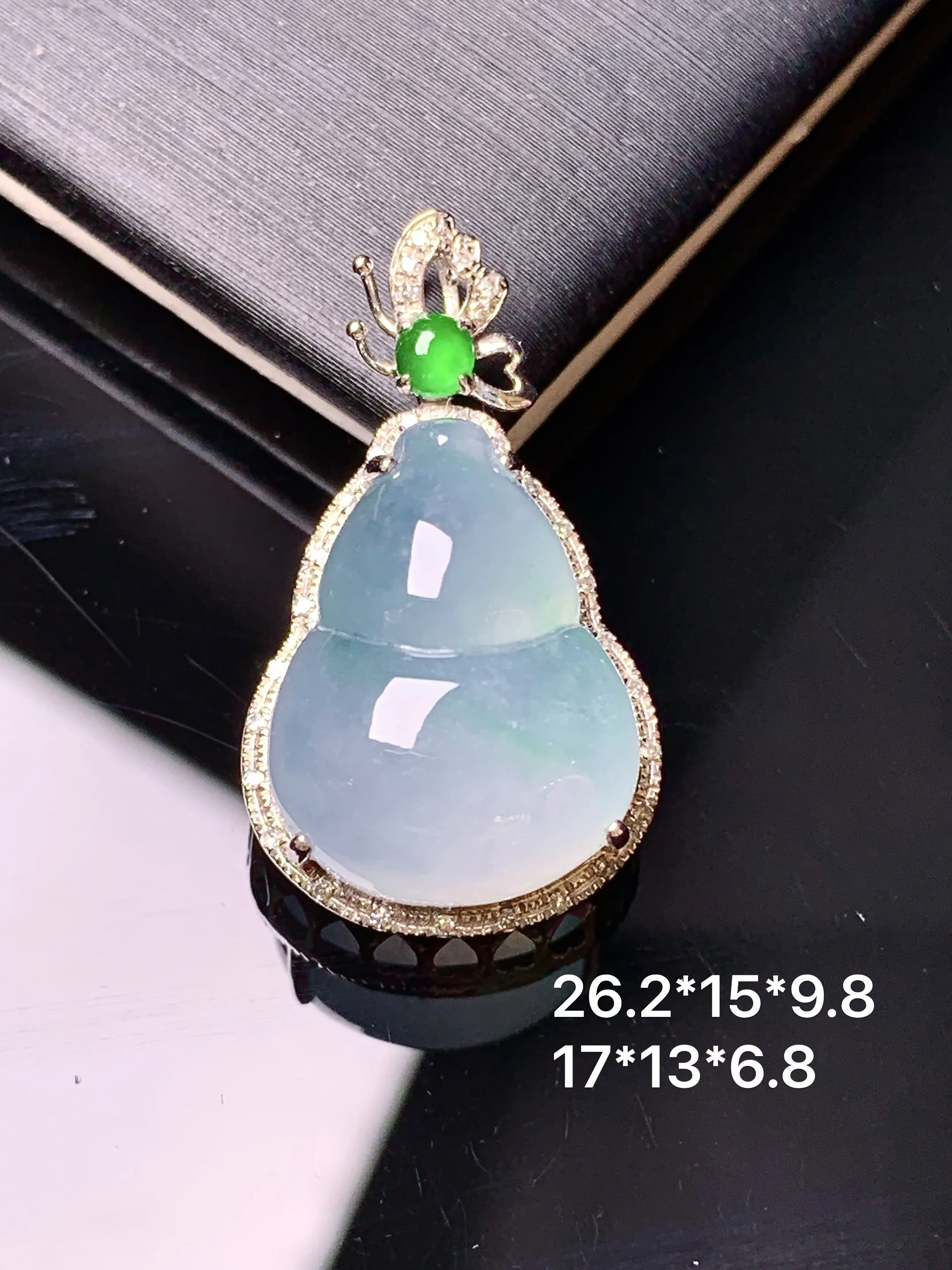 18k金钻镶嵌冰种葫芦吊坠 玉质细腻 色泽清新艳丽 整体尺寸26.2*15*9.8