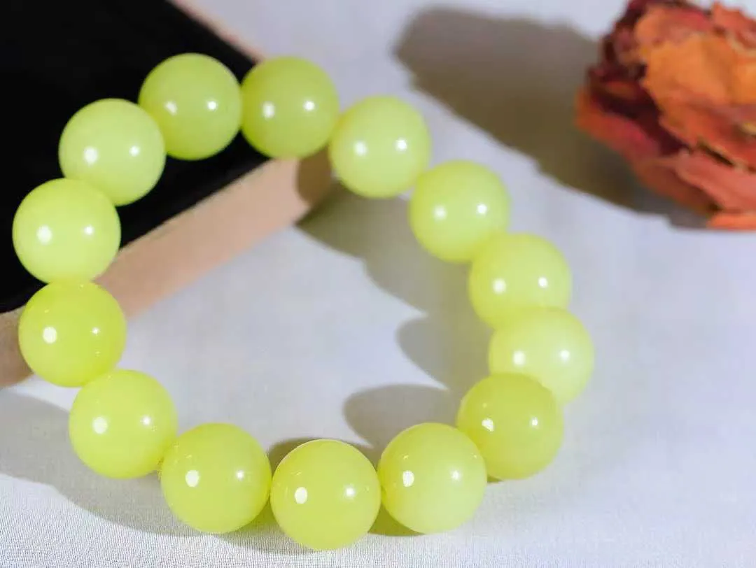 【珠圆玉润.手串】

精品️和田玉黄口珠圆玉润手串 玉质温润细腻  整串打磨圆润，佩戴舒适。珠珠落玉盘，间关莺语花底滑，一生美好时光，无论身在何处，都有它相伴相守。事事顺遂，幸福美满，吉祥如意。重88克 尺寸取一16mm  FDA-22101133