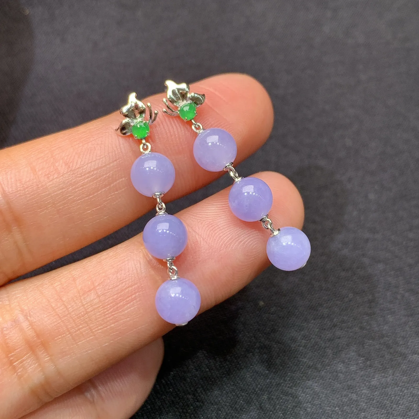 紫罗兰圆珠耳坠，18k金镶嵌，温润细腻，颜色鲜艳Rh 直径5.3