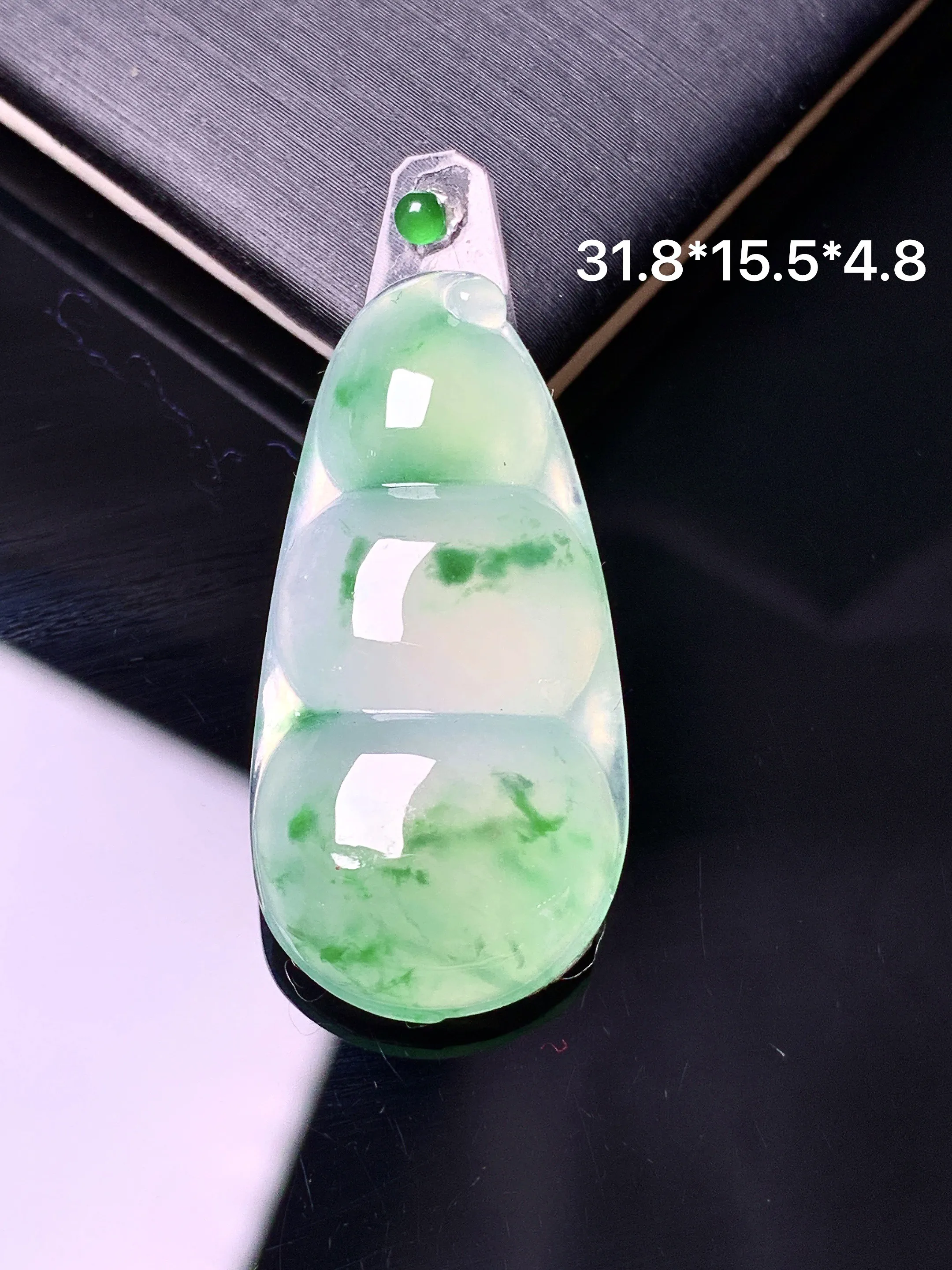 镶嵌款 冰种飘绿四季豆吊坠 玉质细腻 色泽清新艳丽 整体尺寸31.8*15.5*4.8
