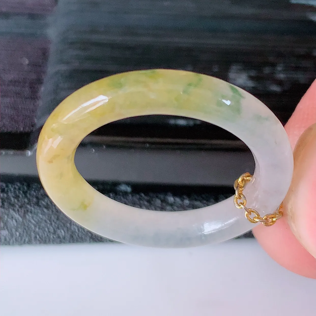 自然光实拍，冰种黄加绿翡翠指环，17mm内径翡翠指环，玉戒指，玉质莹润，好精美好冰润的指环，14圈口，上手纤巧！#1.16尺寸17-3.6*3.6
