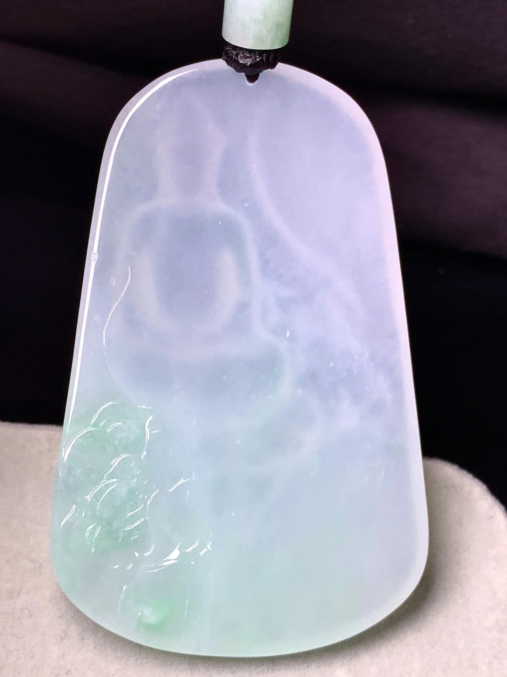 飘绿观音菩萨吊坠 玉质细腻 色泽清新艳丽 整体尺寸67.2*42.6*6