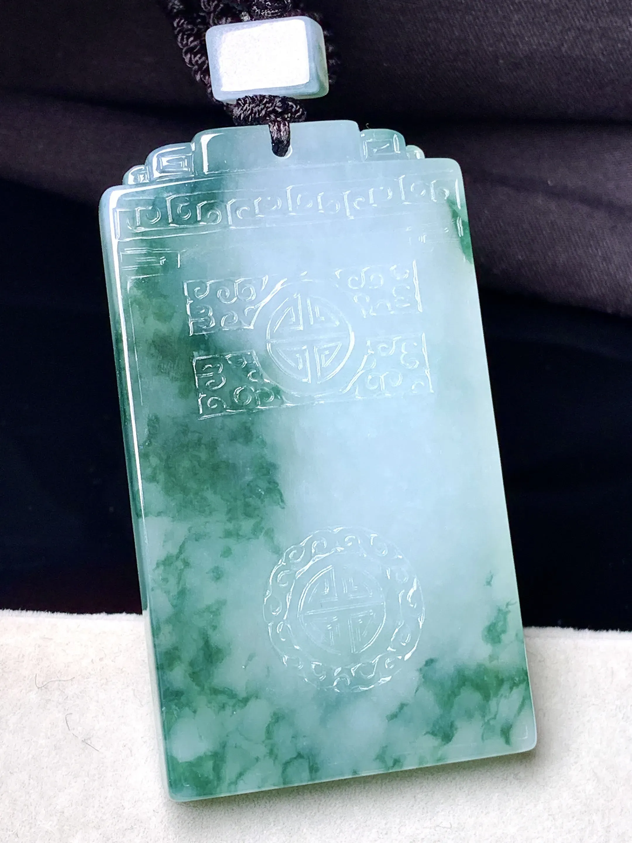 飘绿雕花无事牌吊坠 玉质细腻 色泽清新艳丽 整体尺寸54*30.8*5.8