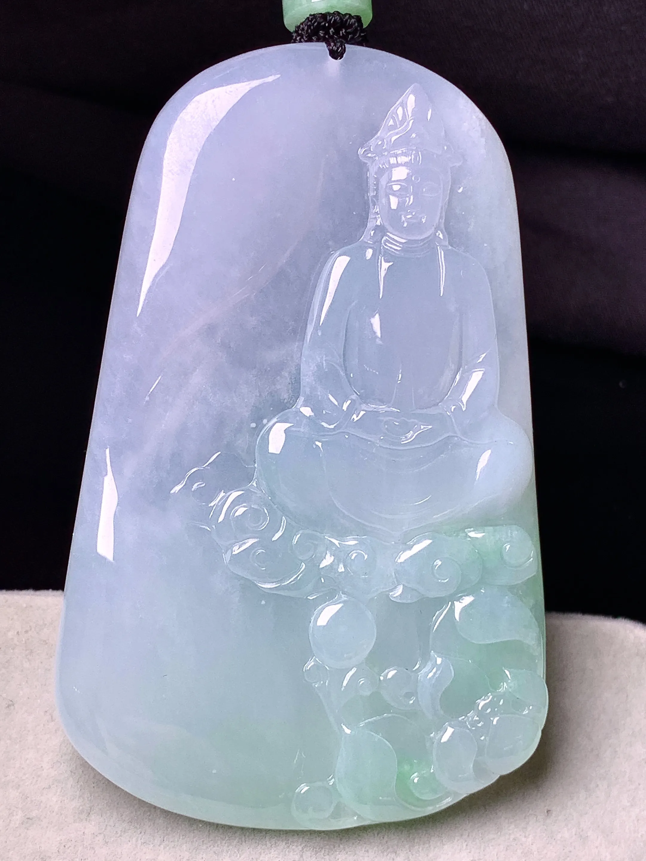 飘绿观音菩萨吊坠 玉质细腻 色泽清新艳丽 整体尺寸67.2*42.6*6