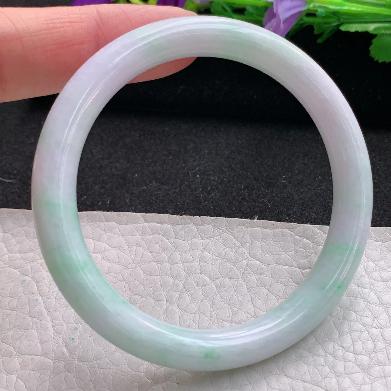 xx实拍55*8.7*8美人镯 天然缅甸翡翠春带彩秀气圆条玉手镯 玉手环