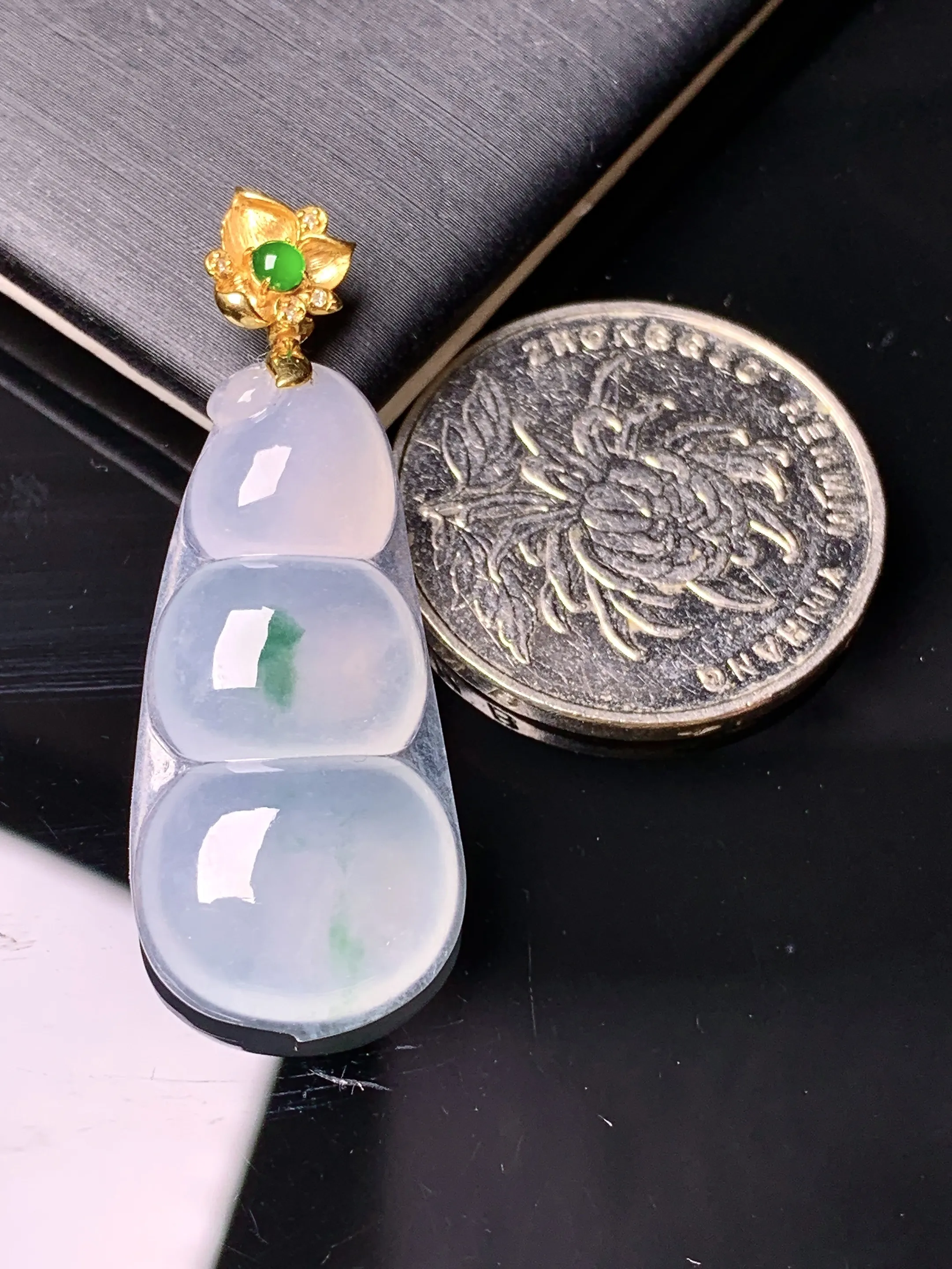 18k金镶嵌冰种四季豆吊坠 玉质细腻 色泽清新艳丽 整体尺寸40.2*15*5