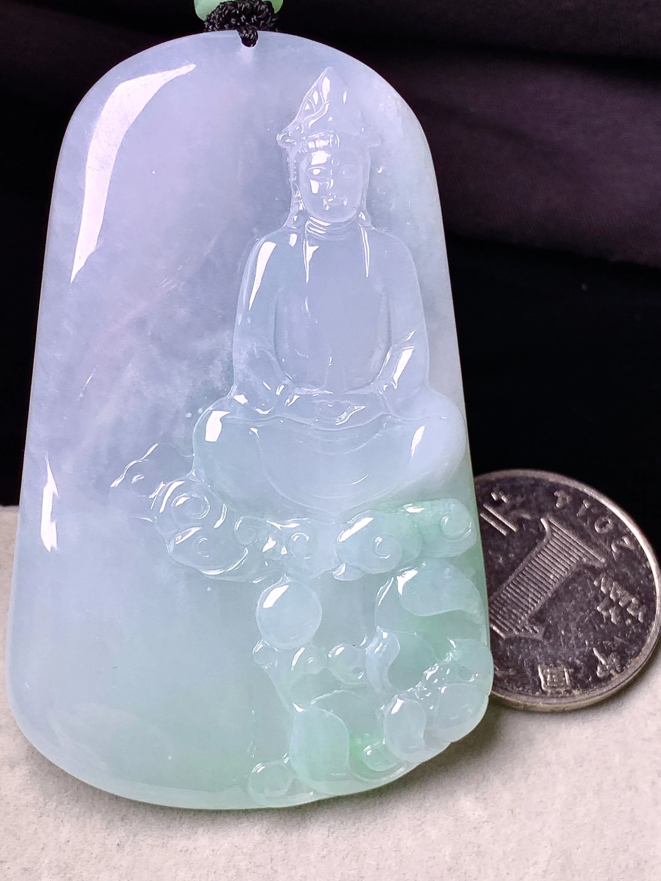 飘绿观音菩萨吊坠 玉质细腻 色泽清新艳丽 整体尺寸67.2*42.6*6