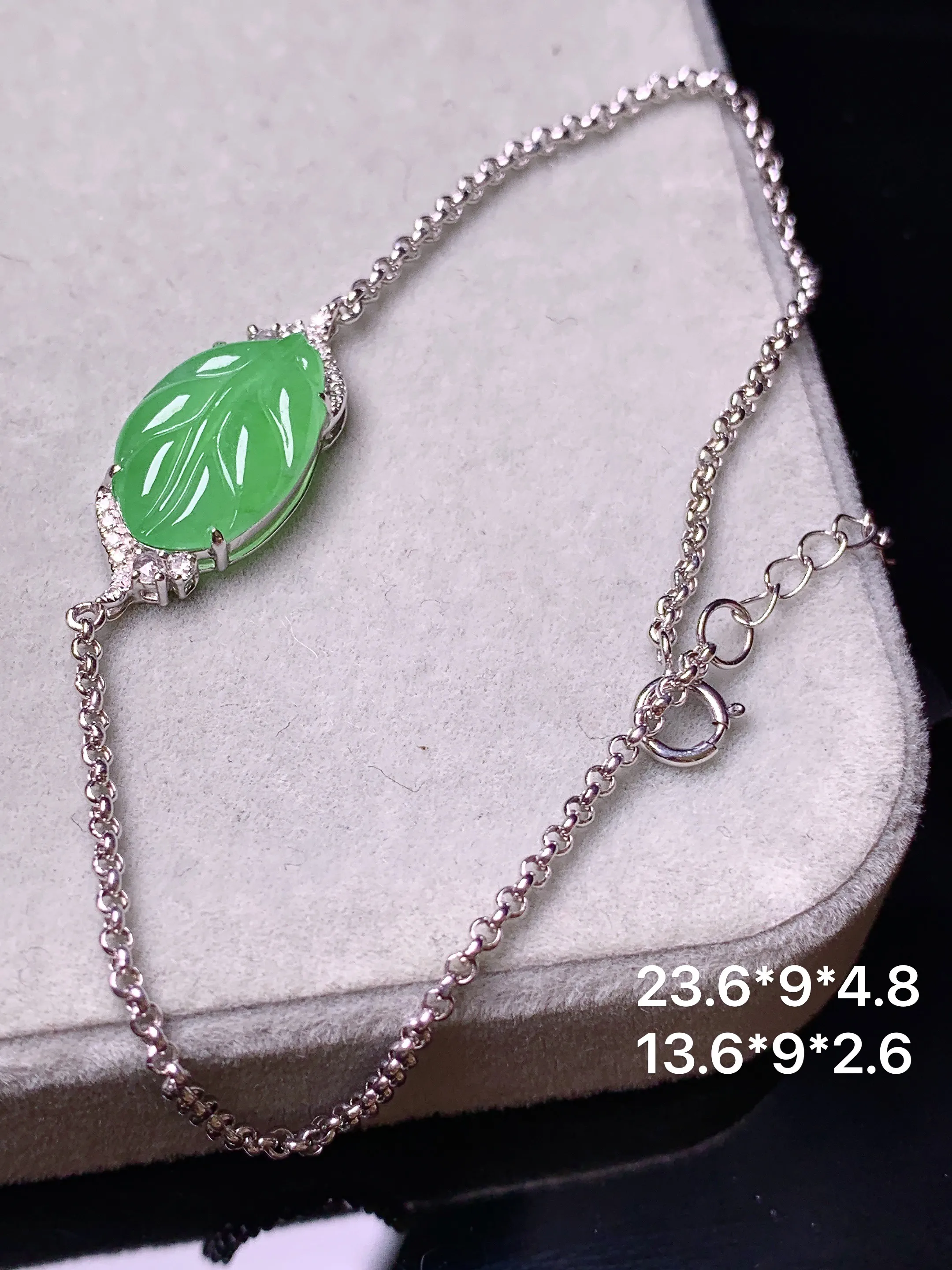 18k金钻镶嵌翠绿树叶手链 玉质细腻 色泽清新艳丽 整体尺寸23.6*9*4.8