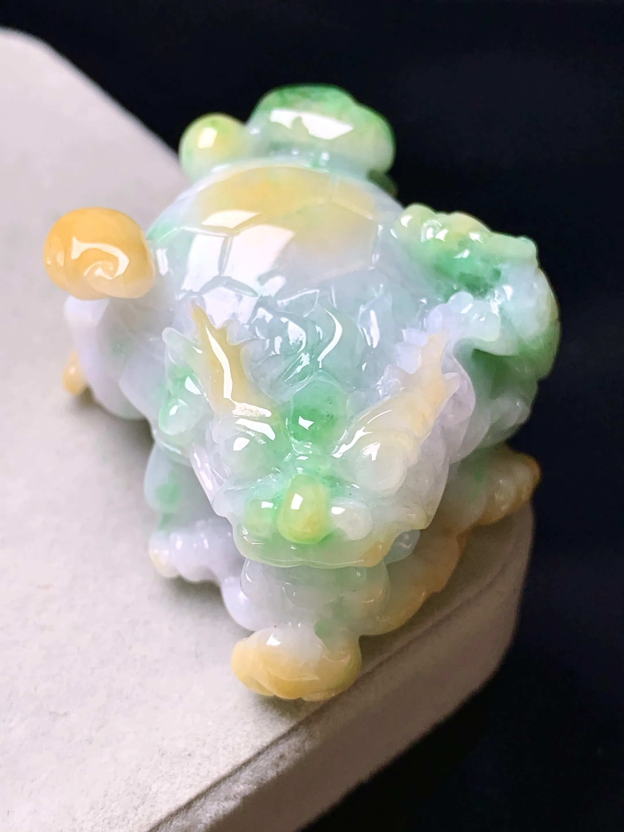 飘黄绿翡貔貅把玩 玉质细腻 色泽清新艳丽 整体尺寸50.5*41.3*20
