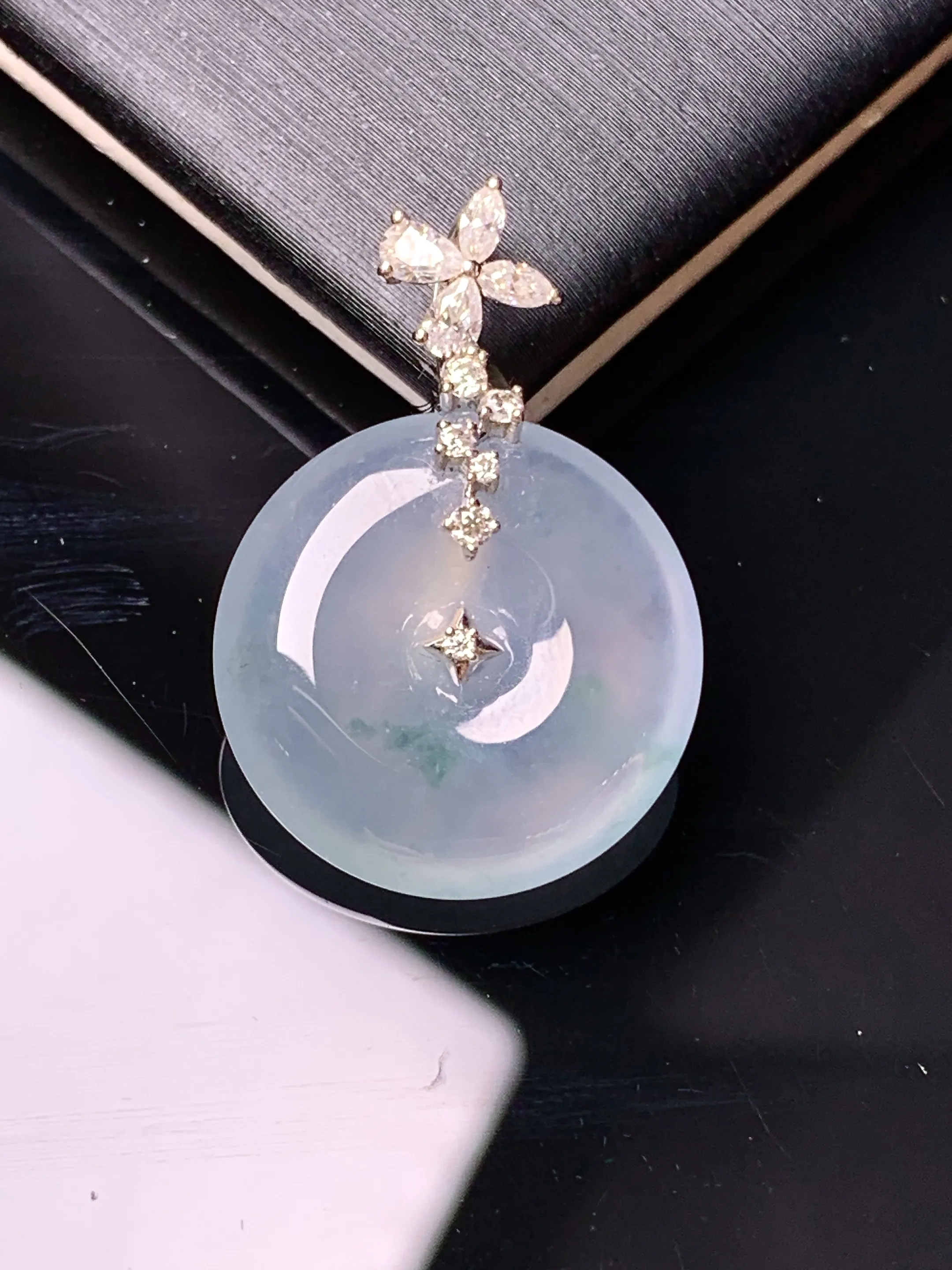 18k金钻镶嵌冰种平安扣吊坠 玉质细腻 色泽清新艳丽 整体尺寸25.5*17.5*4.8