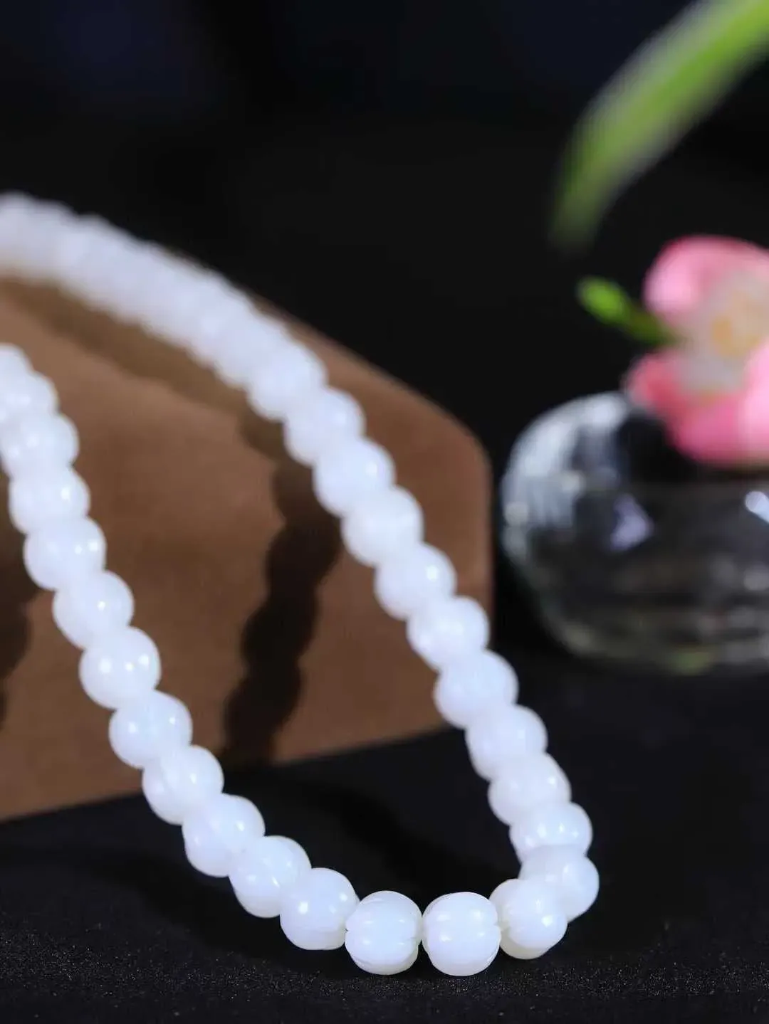 【链.108】

精品和田玉白玉108挂链 玉质温润细腻 油性十足 佩戴舒适。珠珠落玉盘，间关莺语花底滑，一生美好时光，无论身在何处，都有它相伴相守。事事顺遂，幸福美满，吉祥如意。重62.7克 尺寸取一6.6-7.5-7.7mm FDA-78161293