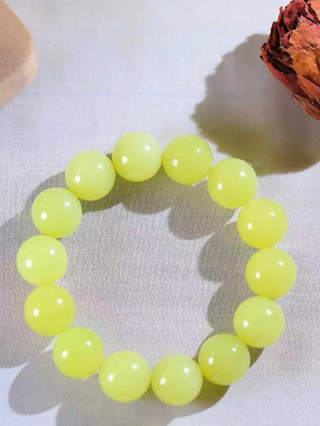 【珠圆玉润.手串】

精品️和田玉黄口珠圆玉润手串 玉质温润细腻  整串打磨圆润，佩戴舒适。珠珠落玉盘，间关莺语花底滑，一生美好时光，无论身在何处，都有它相伴相守。事事顺遂，幸福美满，吉祥如意。重88克 尺寸取一16mm  FDA-22101133