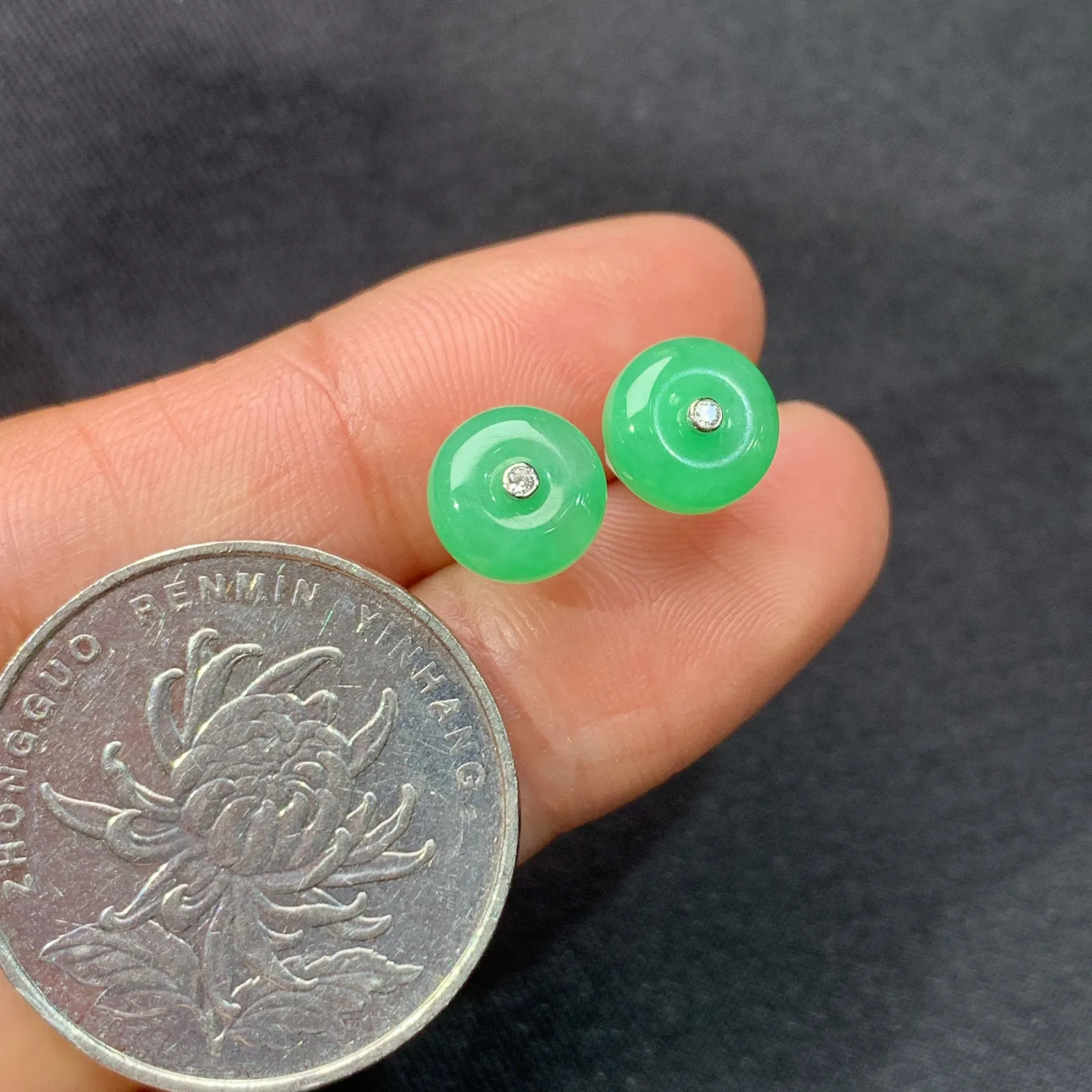 苹果绿平安扣耳钉，18k金镶嵌，简约时尚，冰润色阳，种水足，M002 尺寸7.6*3.4