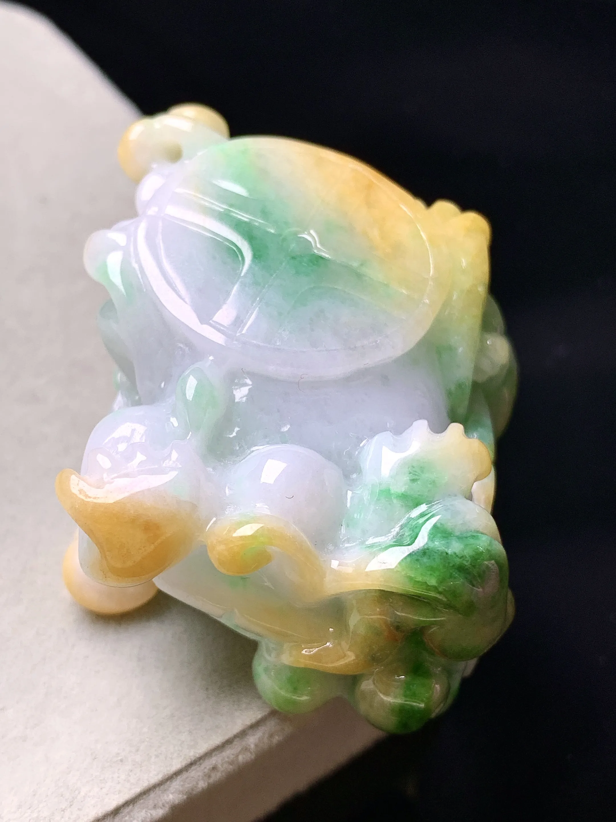 飘黄绿翡貔貅把玩 玉质细腻 色泽清新艳丽 整体尺寸50.5*41.3*20