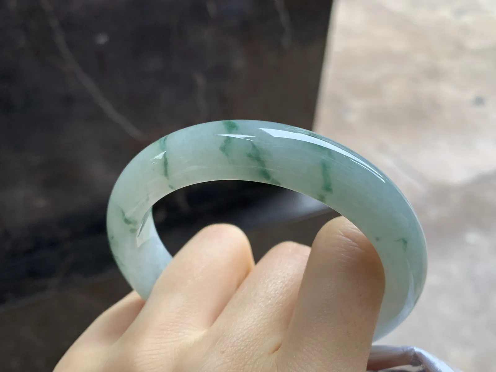 飘花手镯
尺寸：56.2-13-8.5
肉质细腻干净～飘花点缀，上手好看，