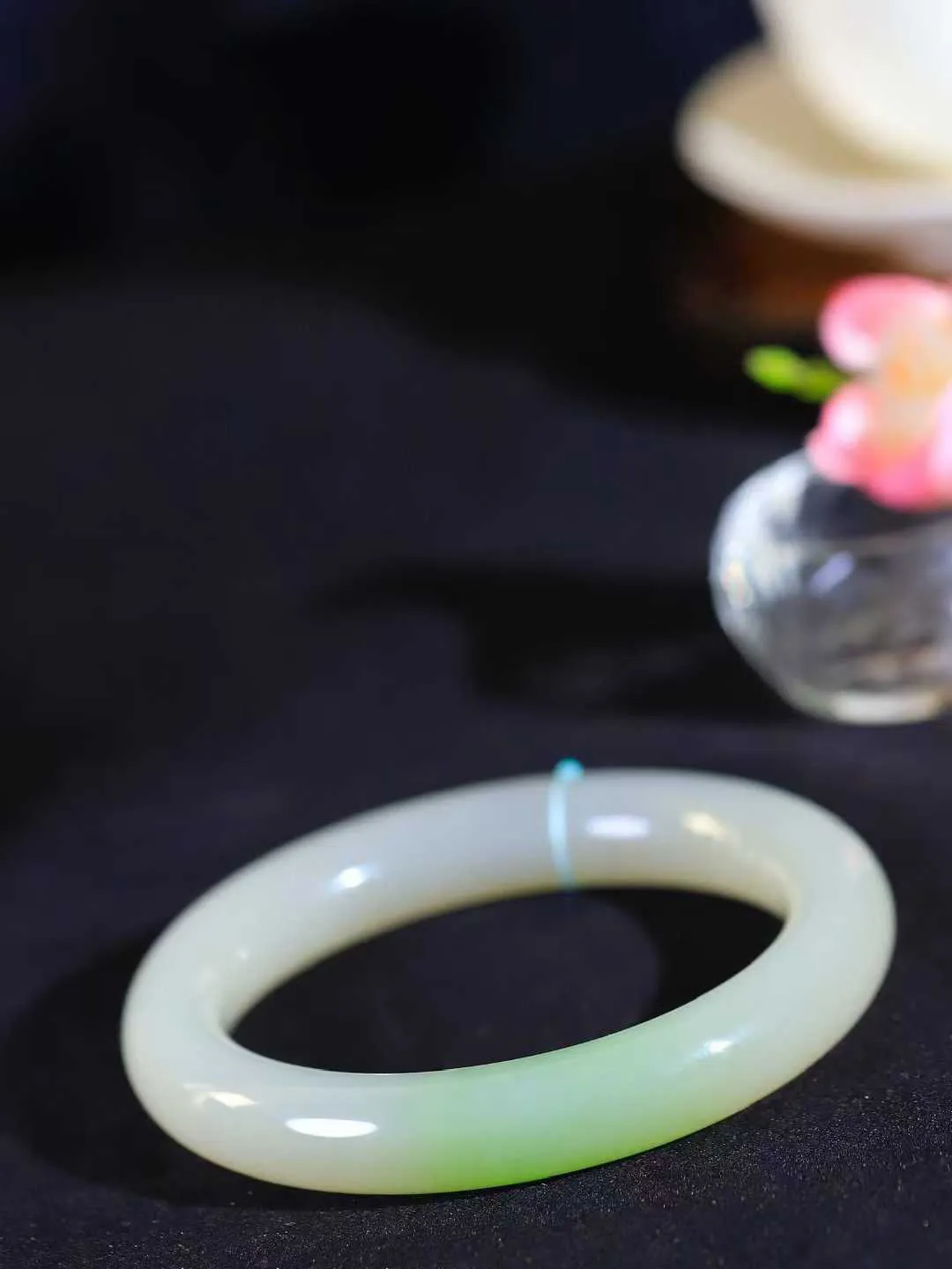 【翠色怡人.手镯】

精品和田玉翠青手镯，精品吧美镯，玉质细腻饱满，️温润脂香，仙雾缥缈，怡静如画，意蕴十足～，戴于腕间，神秘与高贵并存，给人以出尘的风雅，优美脱俗，气质非凡。重59克 内径56mm尺寸11.3-10.4mm19101200A