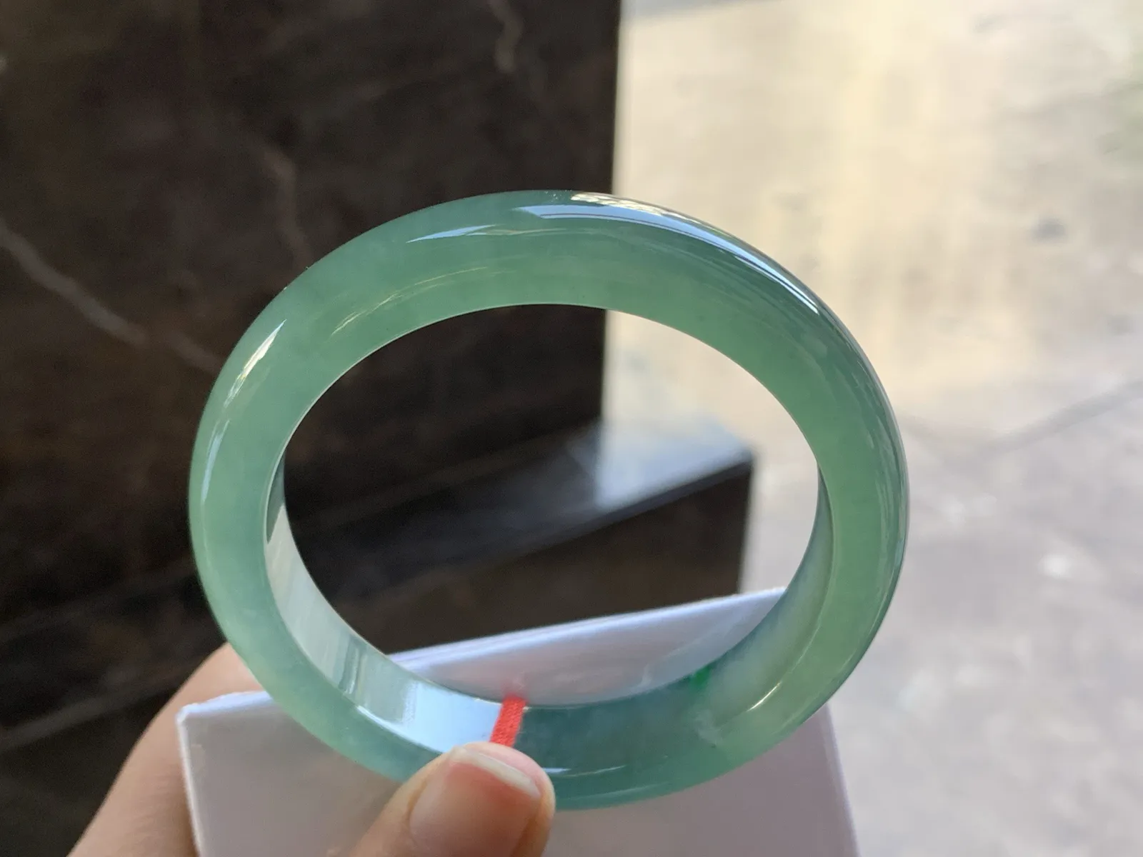 油绿手镯
尺寸：56.5-13-8.5mm
种老肉细 有种有色