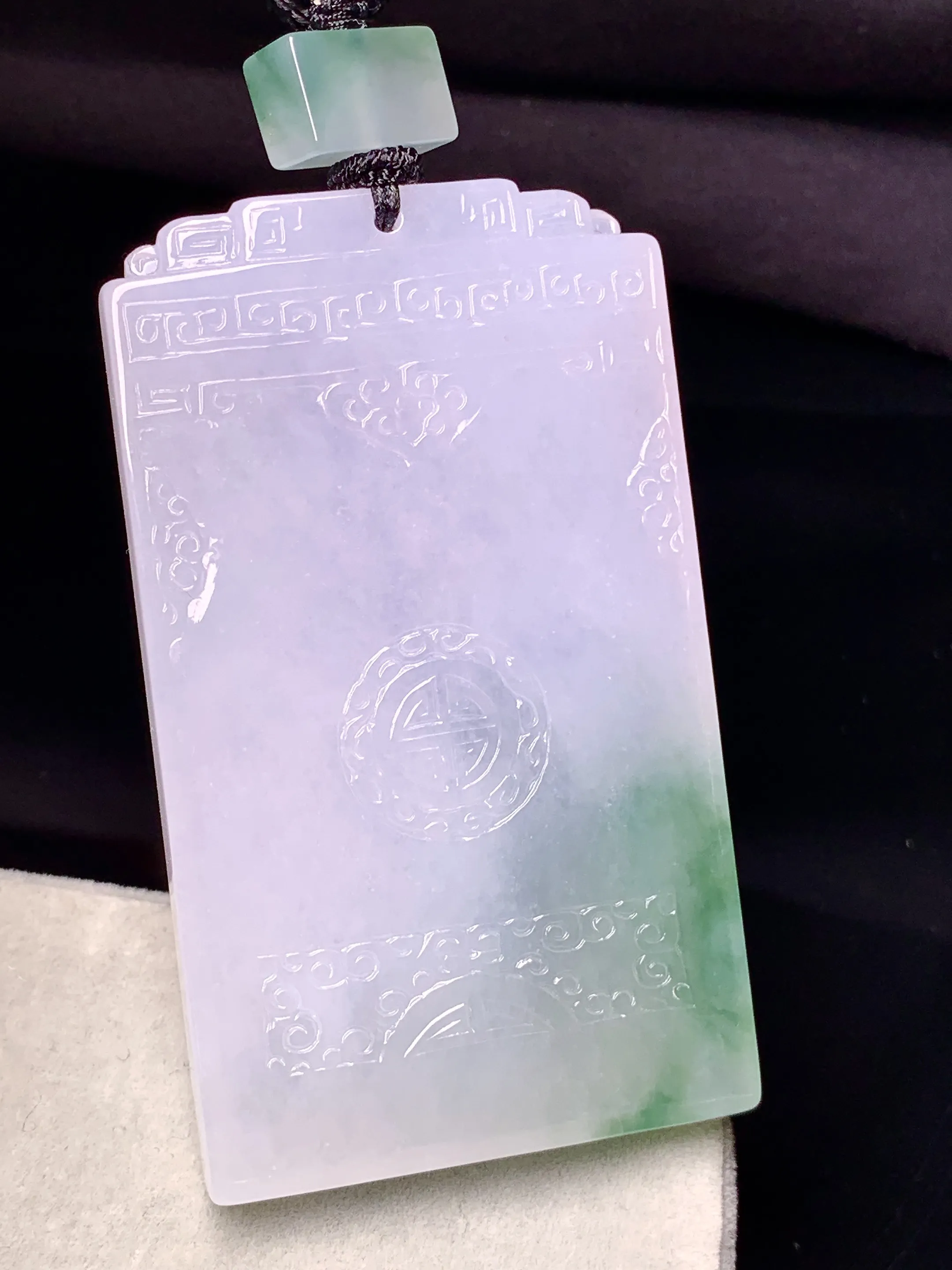 飘绿雕花无事牌吊坠 玉质细腻 色泽清新艳丽 整体尺寸61.6*35.7*5.6