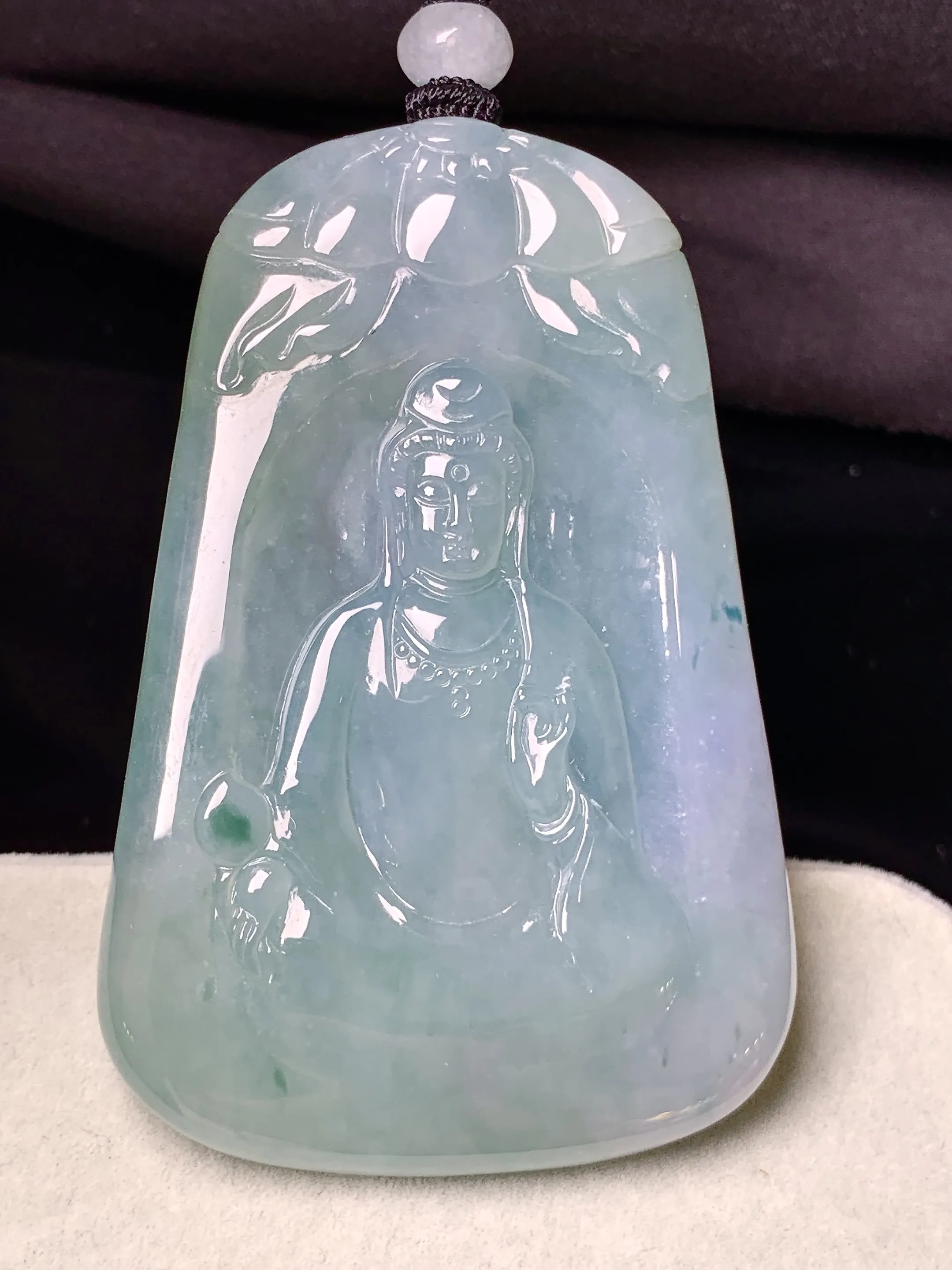 飘绿观音菩萨吊坠 玉质细腻 色泽清新艳丽 整体尺寸62.3*41.3*5.8