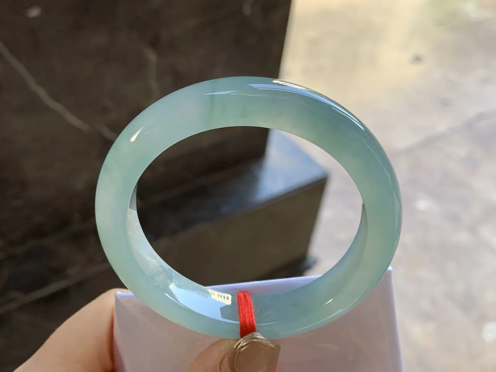 冰种飘花手镯
尺寸：52.8-11.7-8.4mm
种水好 底色浓郁漂亮