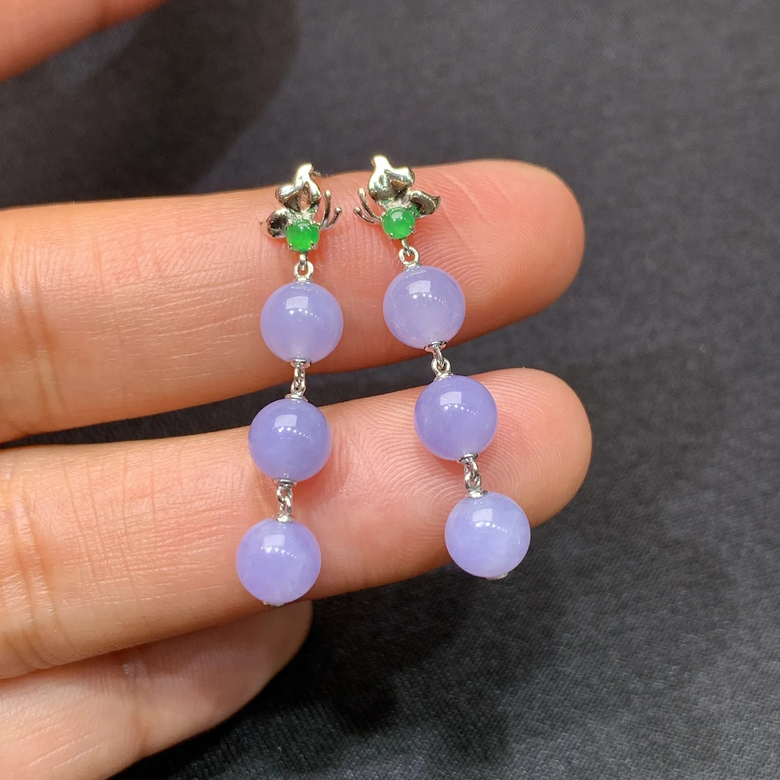 紫罗兰圆珠耳坠，18k金镶嵌，温润细腻，颜色鲜艳Rh 直径5.3