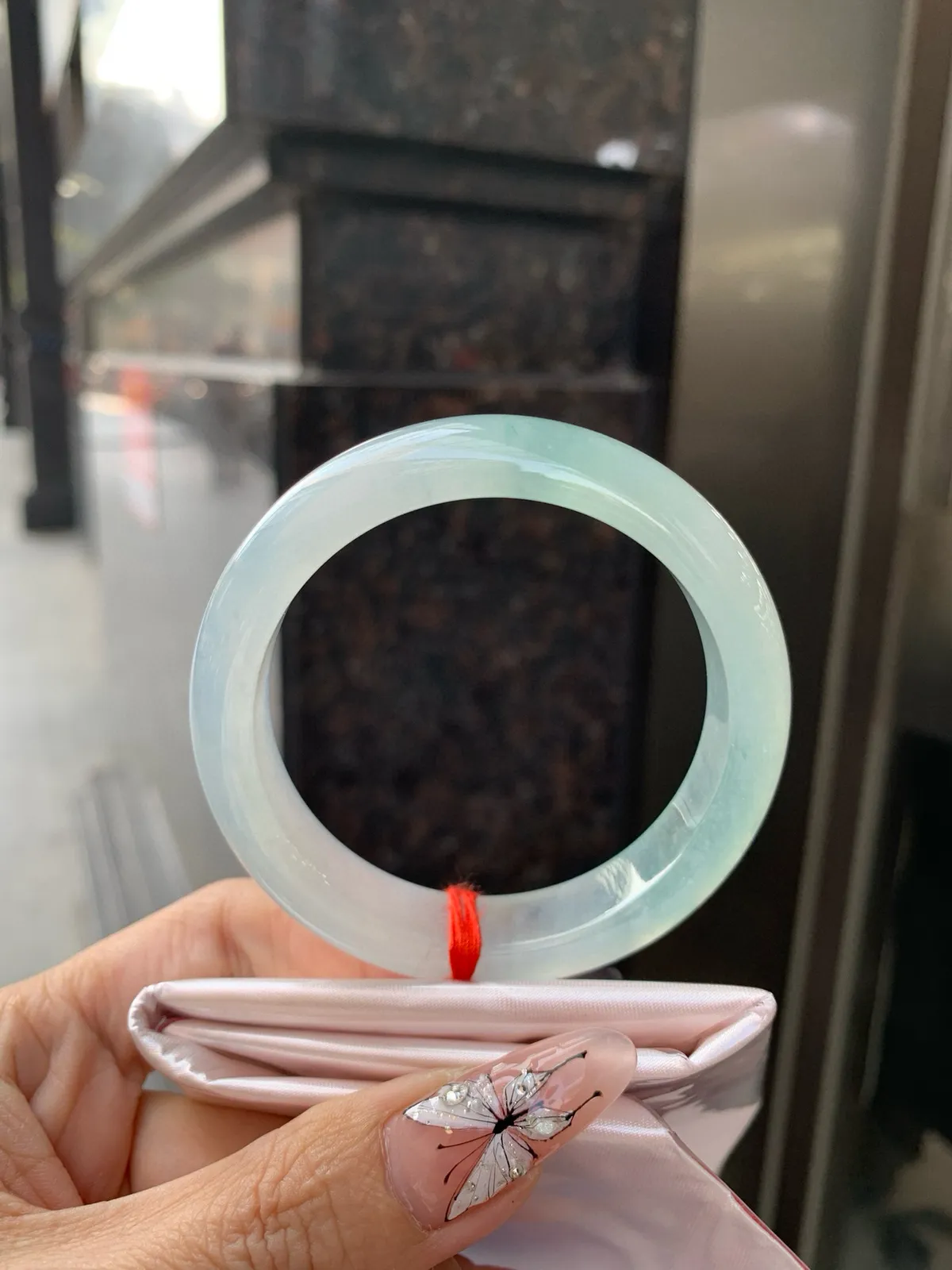 冰蓝正圈
54.1-7.8-12.8
打灯多处细纹，底妆冰润细腻，千变万化的冰晴蓝底色，拥有海的颜色，却散发着星空的光芒，这是一只来自冰川蓝的清冷气质仙女镯