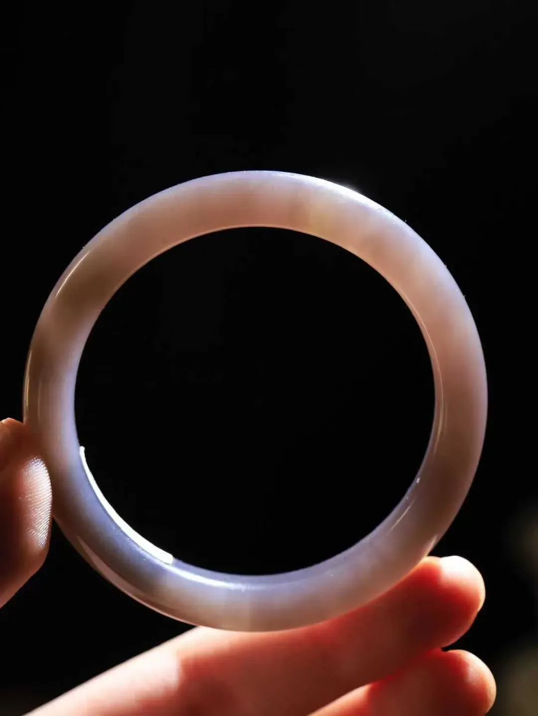 【柔情素语·手镯】

精品和田玉烟紫手镯，玉质细腻温润，手感舒适，️线条流畅，简约大气，美自天成，佩戴于腕间，婉约之美，举手投足间透出那份低调奢华，醉人心扉。重37克 内径圈口53.5mm  尺寸10-7.8mm   FDA-55101200