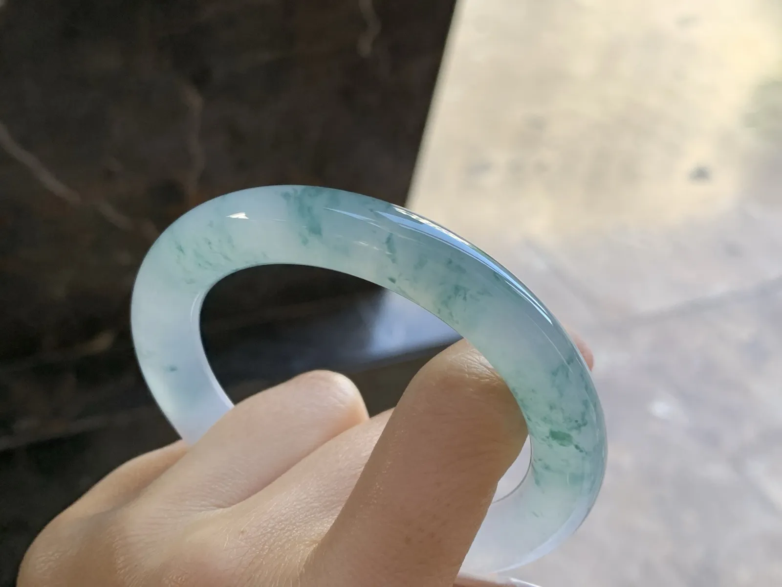 冰种飘乎了圆条手镯
尺寸：55.2-9.8-10mm
冰味十足 飘花浓郁