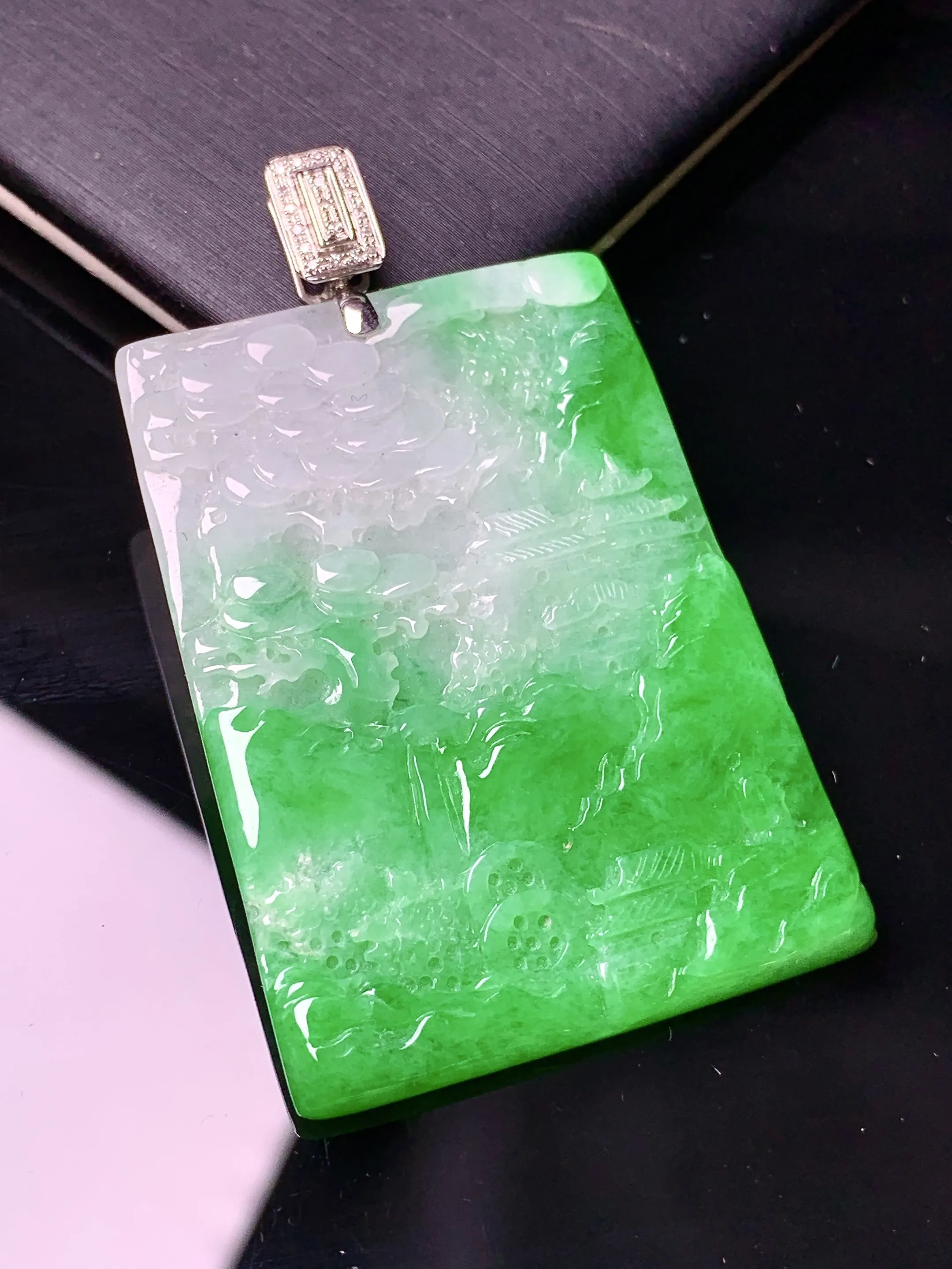 18k金钻镶嵌翠绿山水牌吊坠 玉质细腻 色泽清新艳丽 整体尺寸50.8*31.6*3.2