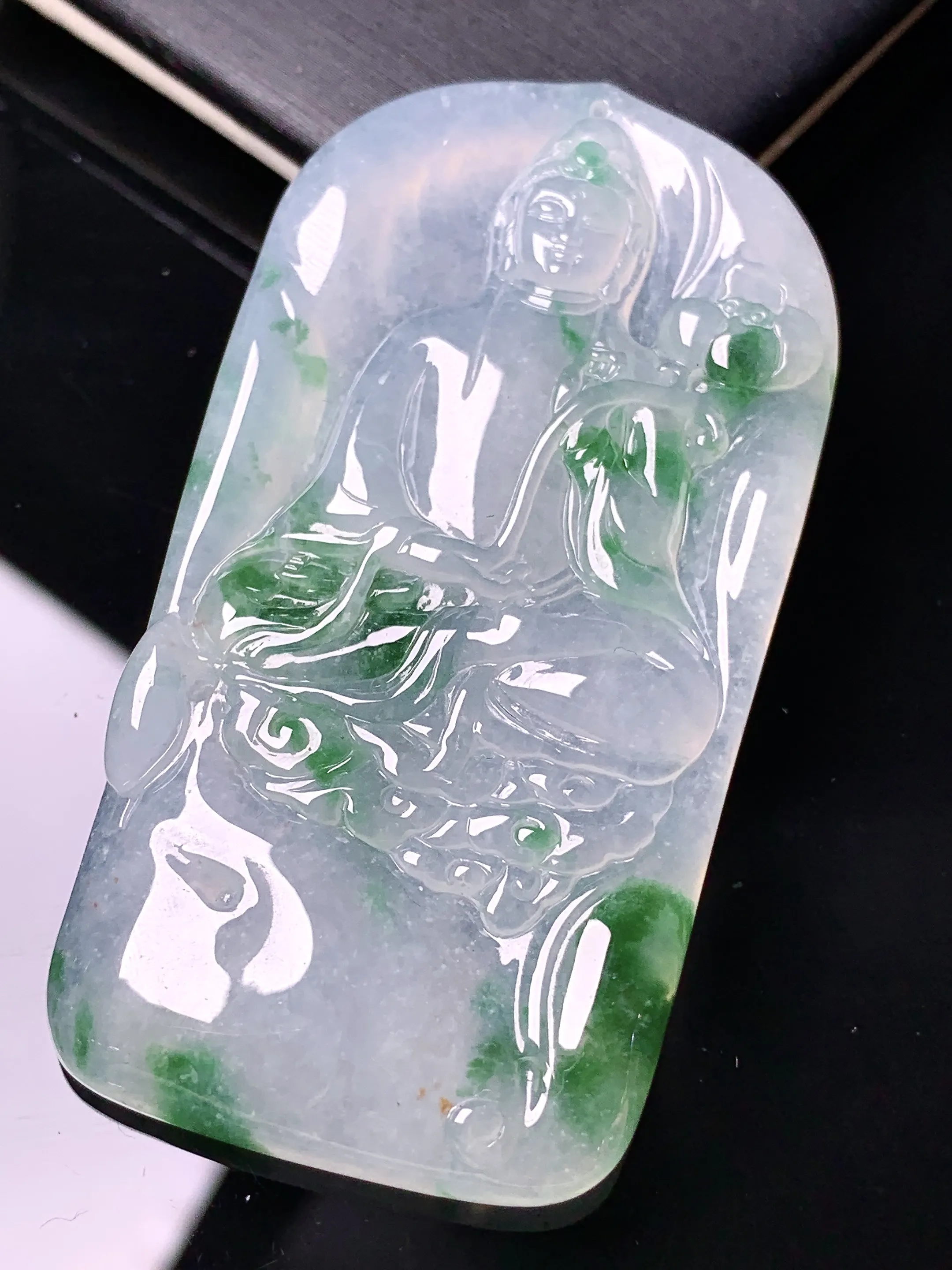 冰种飘绿观音吊坠 玉质细腻 色泽清新艳丽 整体尺寸64*33.6*6