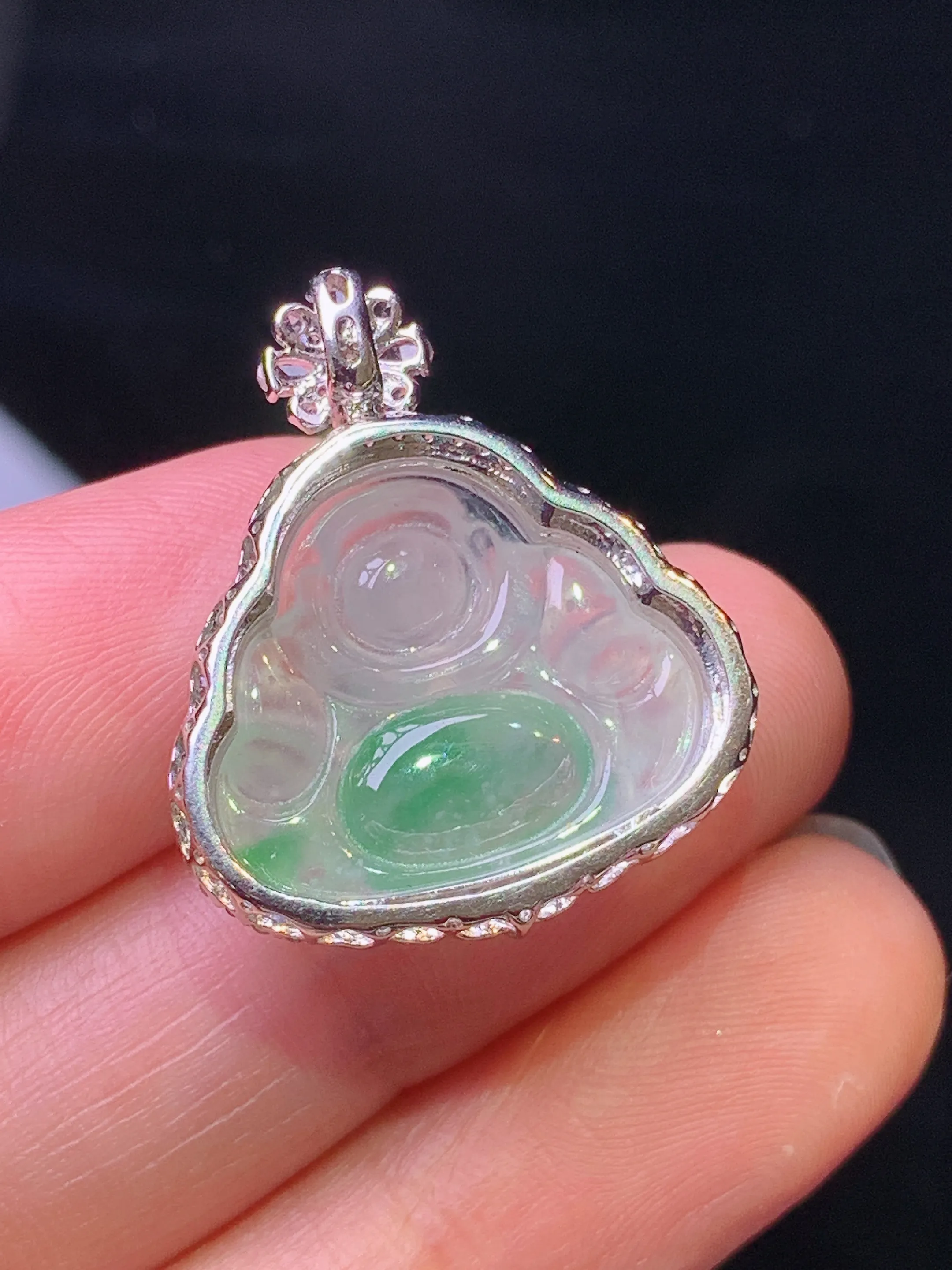 18k金钻镶嵌冰种飘绿佛公吊坠 玉质细腻 色泽清新艳丽 整体尺寸25.3*21.5*8.2