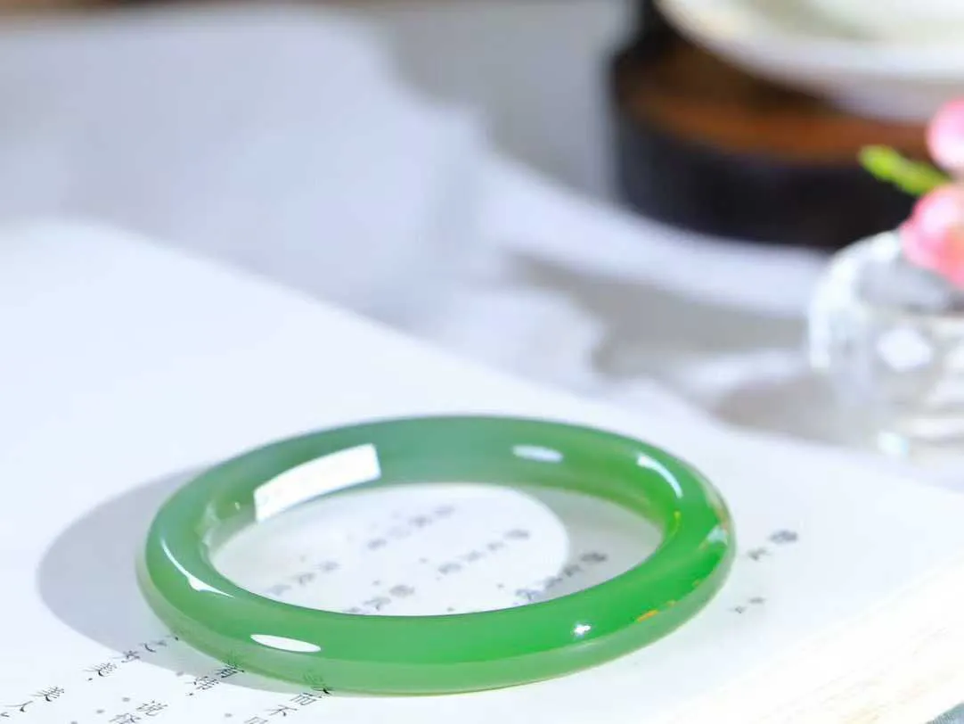 【悠悠芳华.镯】

收藏级臻品和田玉碧玉圆条手镯 玉质温润 青葱岁月，尽收腕中，婉转流畅，凝岁月悠长。盈一眸恬淡，挽一抹绿意。重37克 内径53mm尺寸8.8-9.1mm   8610659A