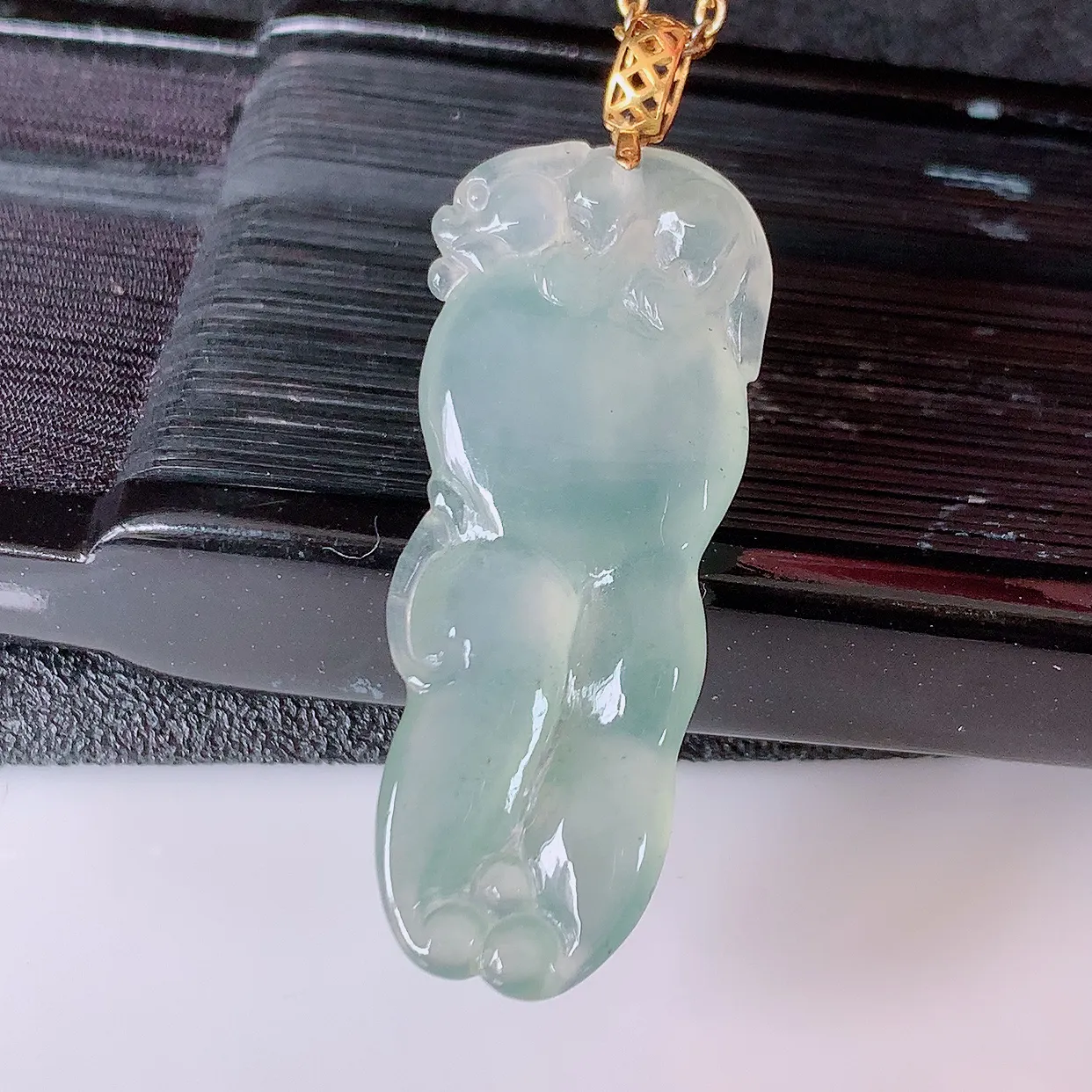 18k金镶嵌冰种翡翠人参吊坠，人生如意，款式新颖，佩戴效果时尚出众，尽显气质，水润精细，美感十足。#1.16