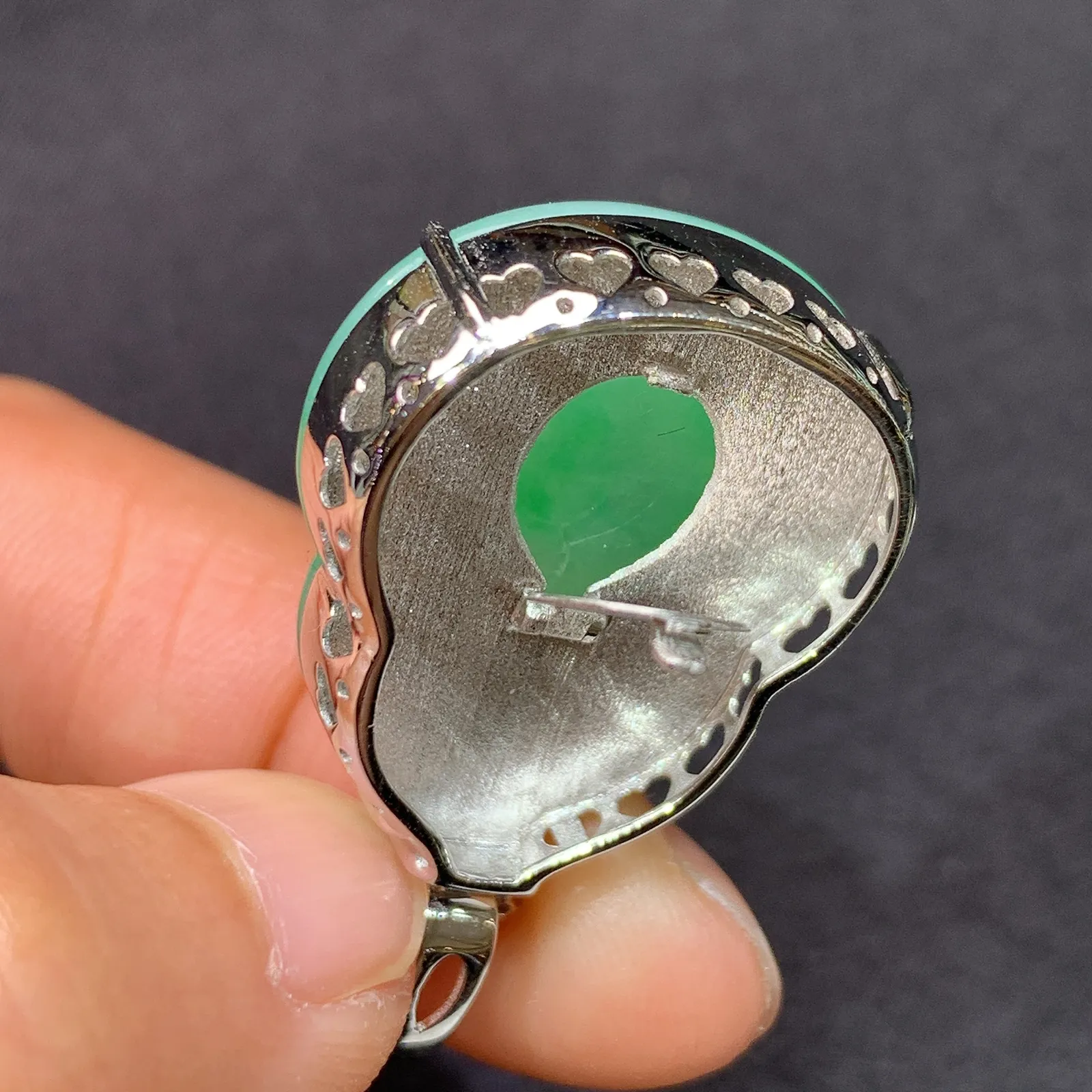 果绿葫芦吊坠，18k金镶嵌，冰润色阳，玉质细腻，种水足，Xj 尺寸34.7*21.2*10.5