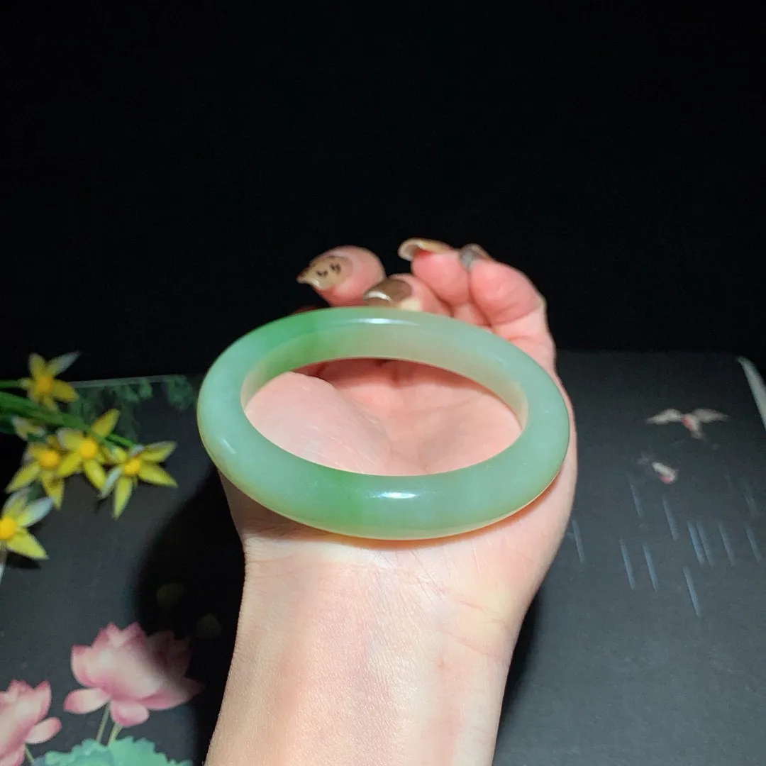 和田玉58.5圈口翠青手镯！玉质细腻油润 底色纯净 无裂无棉 脂粉好，品质高