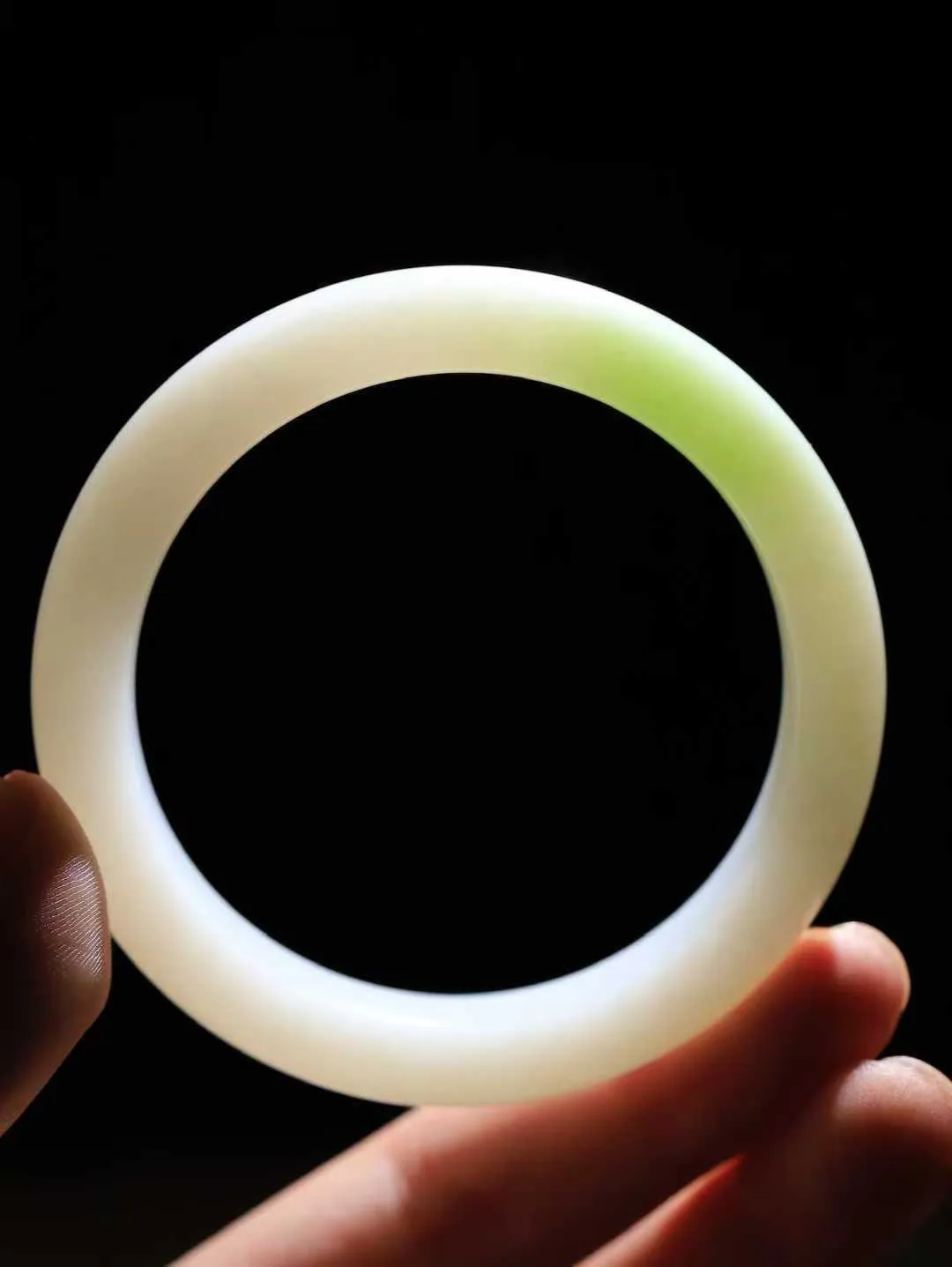 【一见钟情·手镯】

精品和田玉白玉带翠手镯。镯型饱满，温润细腻，脂润沁香。️执一卷书，沏一盏茶，着一袭裙，戴一只镯。淡淡浅笺，素心若兰，静赏玉中诗画。悠悠岁月，芊手轻摘，盛满诗样芳华。重54.3克   内径圈口57mm 尺寸12-9mm  FDA-55171200