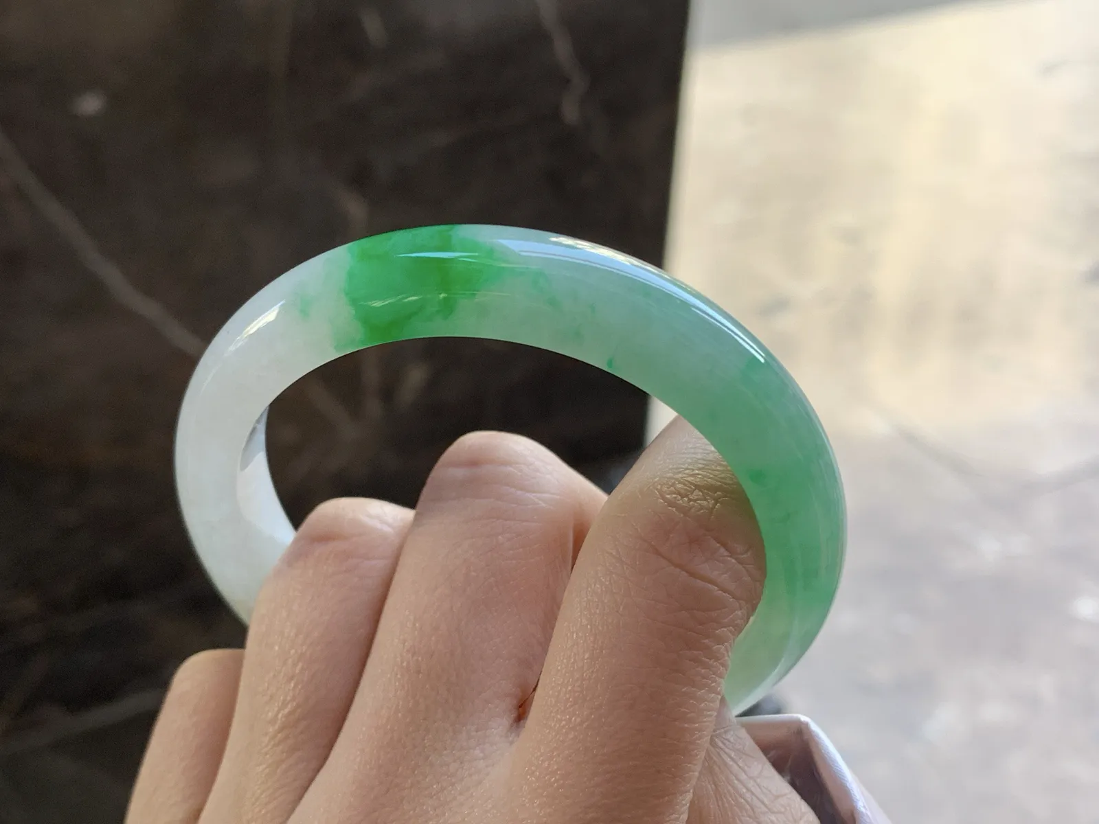 阳绿色手镯
尺寸：56-11.6-8mm
底子细腻干净 绿色浓郁