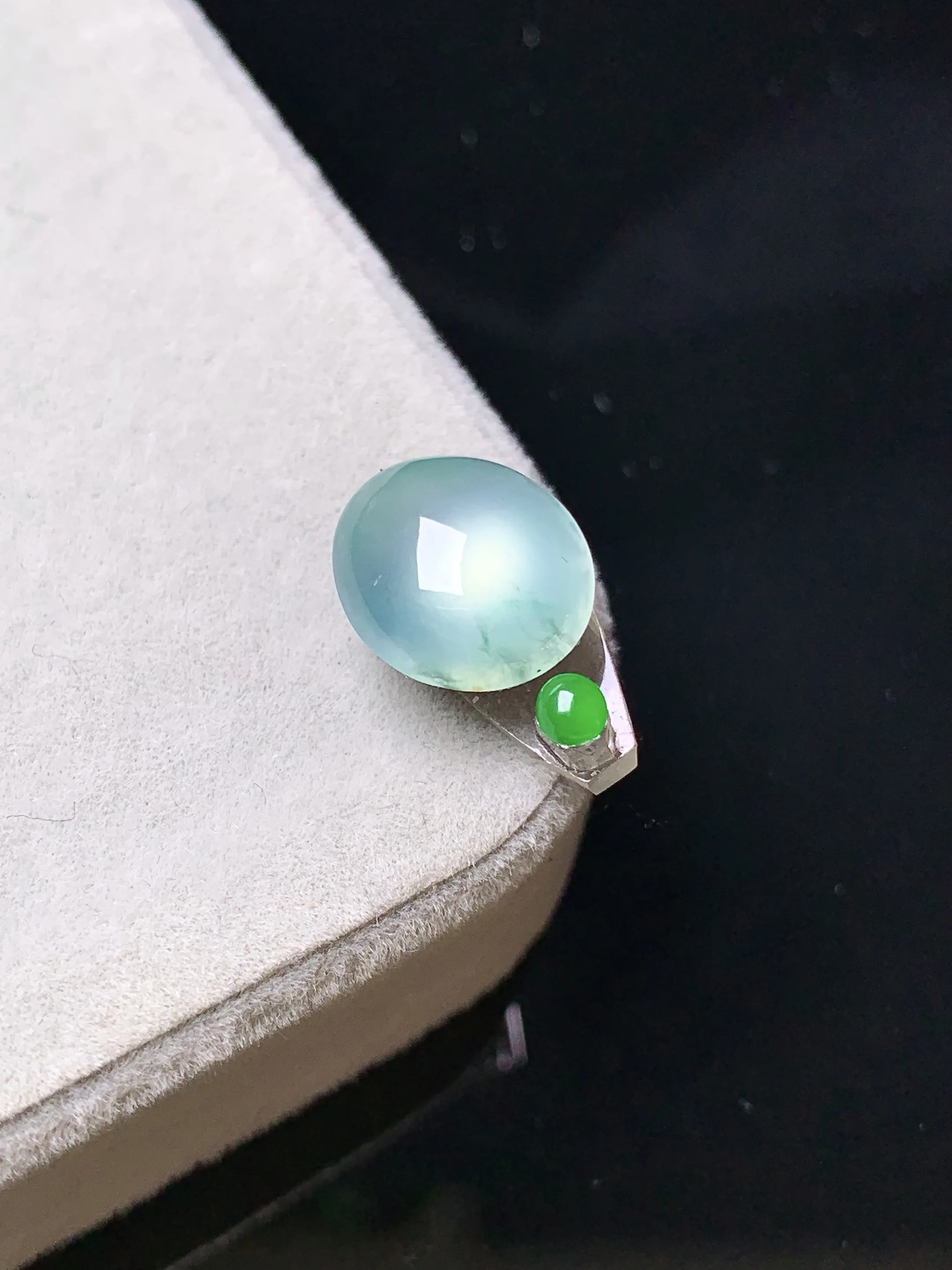 镶嵌款 冰种蛋面吊坠 玉质细腻 色泽清新艳丽 整体尺寸10.5*9.5*4.2